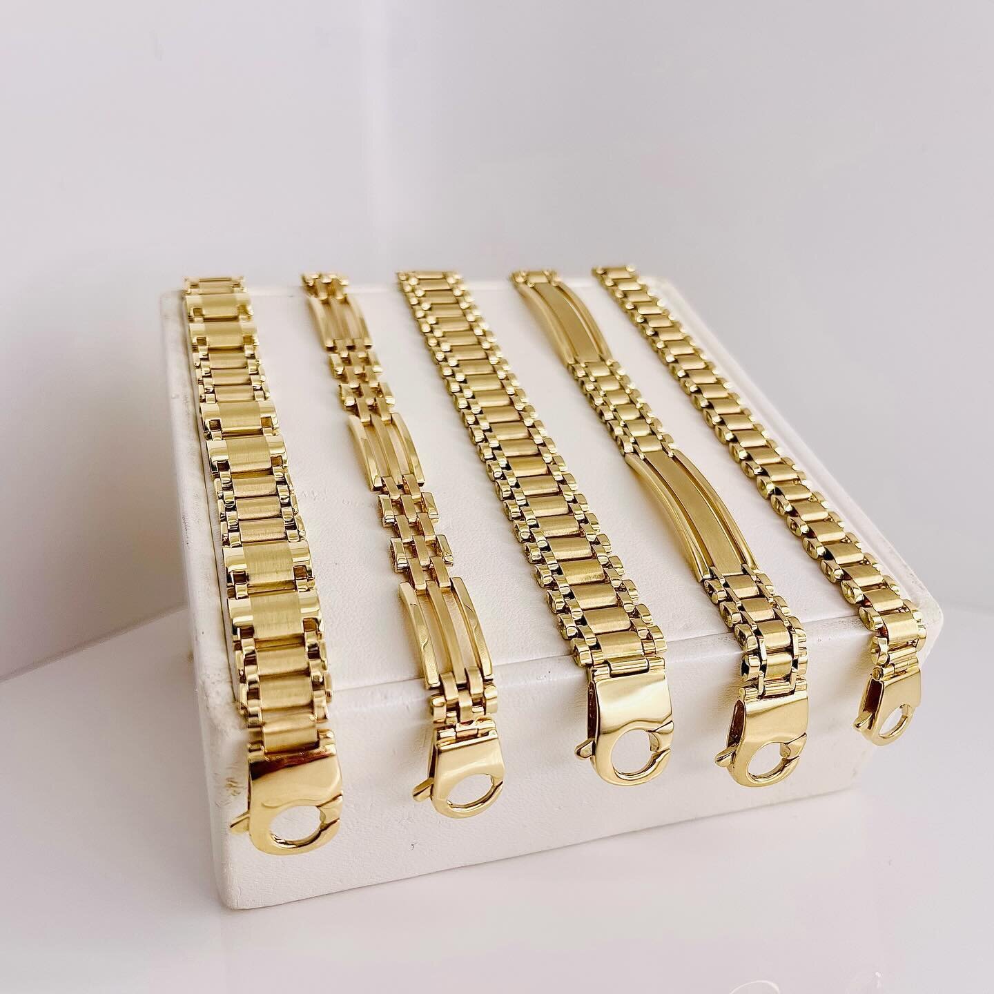 Italian 14 karat yellow gold bracelet

Need more information?
Please message us. 

#finejewel #gold #earring #ring #necklace #everyday
#18k #18kgold #yellowgold #18kwhitegold #whitegold #jewellery #jewelry #canadianmade #italianmade #craftsman
#love 
