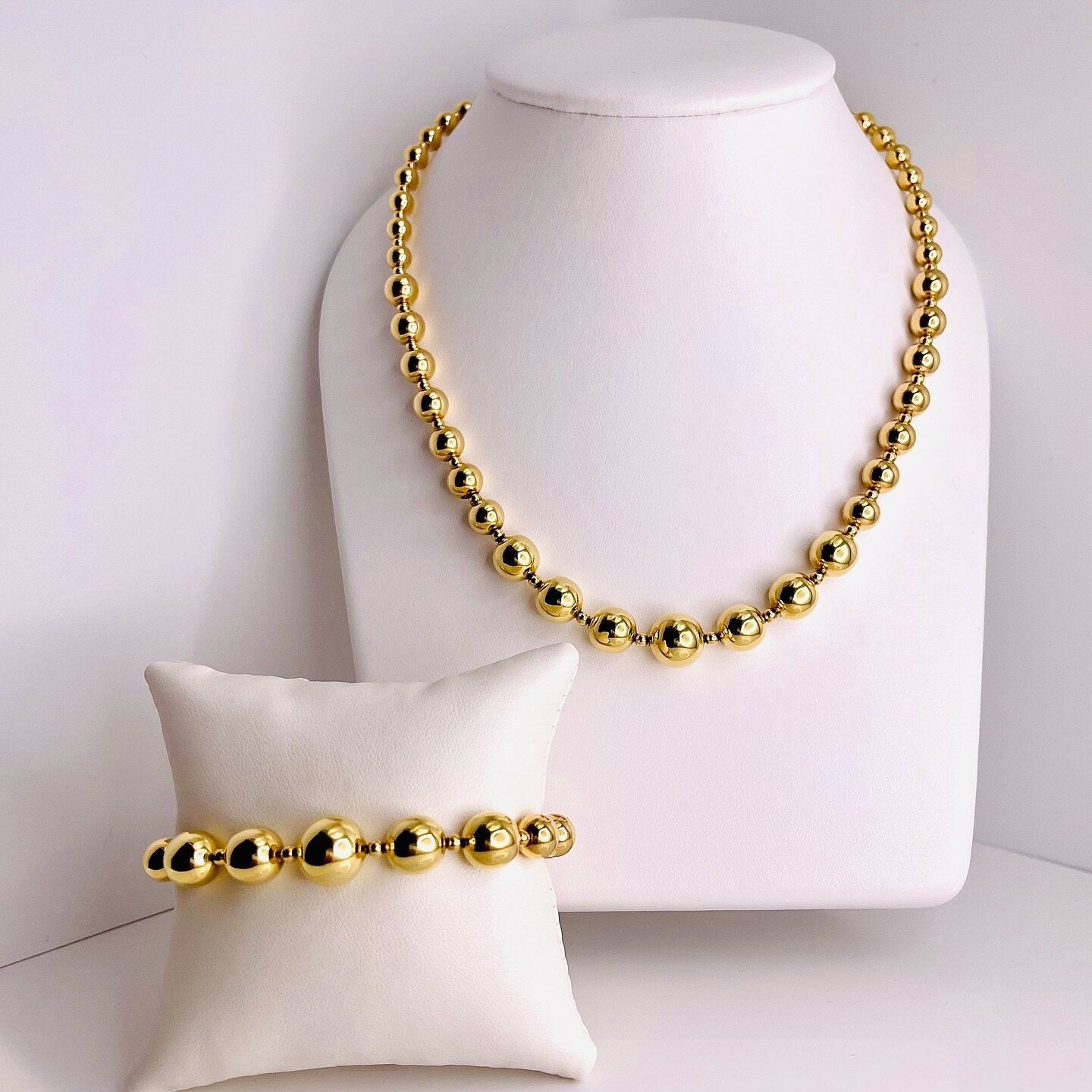 Italian 18 karat yellow gold necklace and bracelet 

Need more information?
Please message us. 

#finejewel #gold #earring #ring #necklace #everyday
#18k #18kgold #yellowgold #18kwhitegold #whitegold #jewellery #jewelry #canadianmade #italianmade #cr