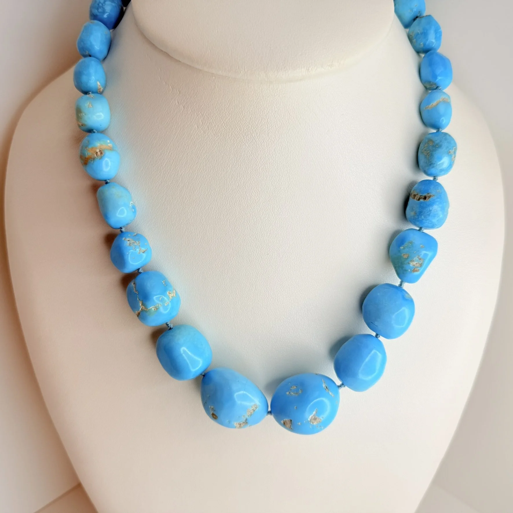 18 Karat Yellow Gold Clasp Turquoise Necklace