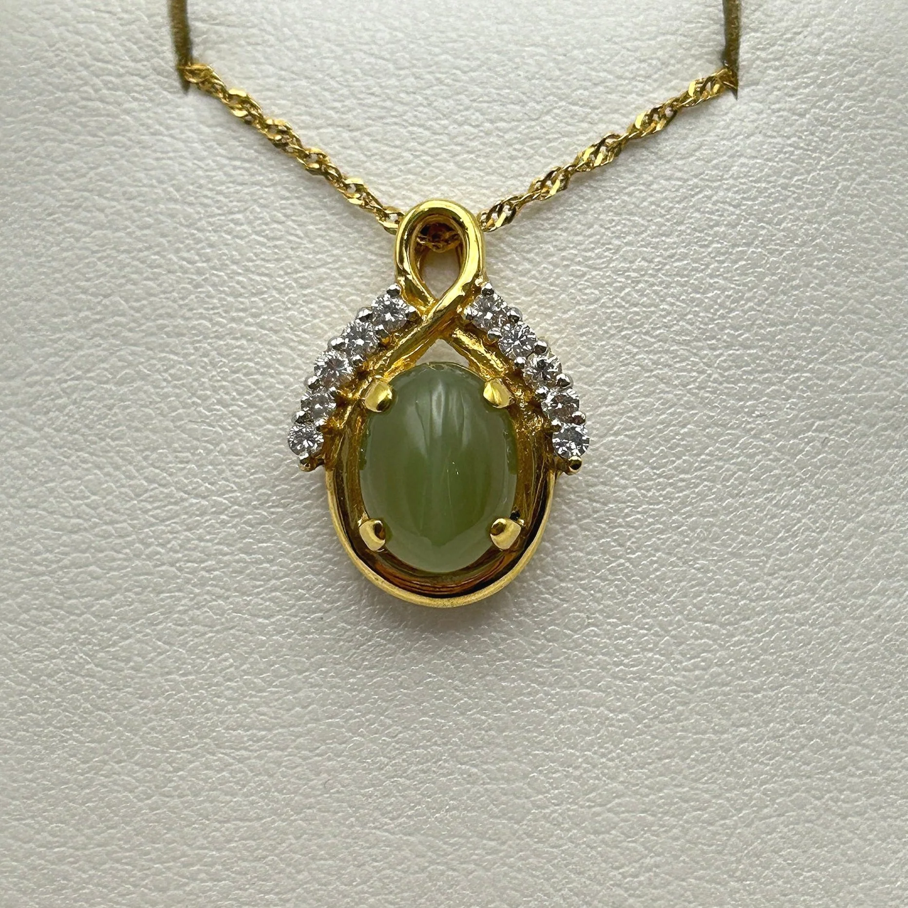 18 karat yellow gold Jade Cat's-eye pendant - A-995-95 #01186