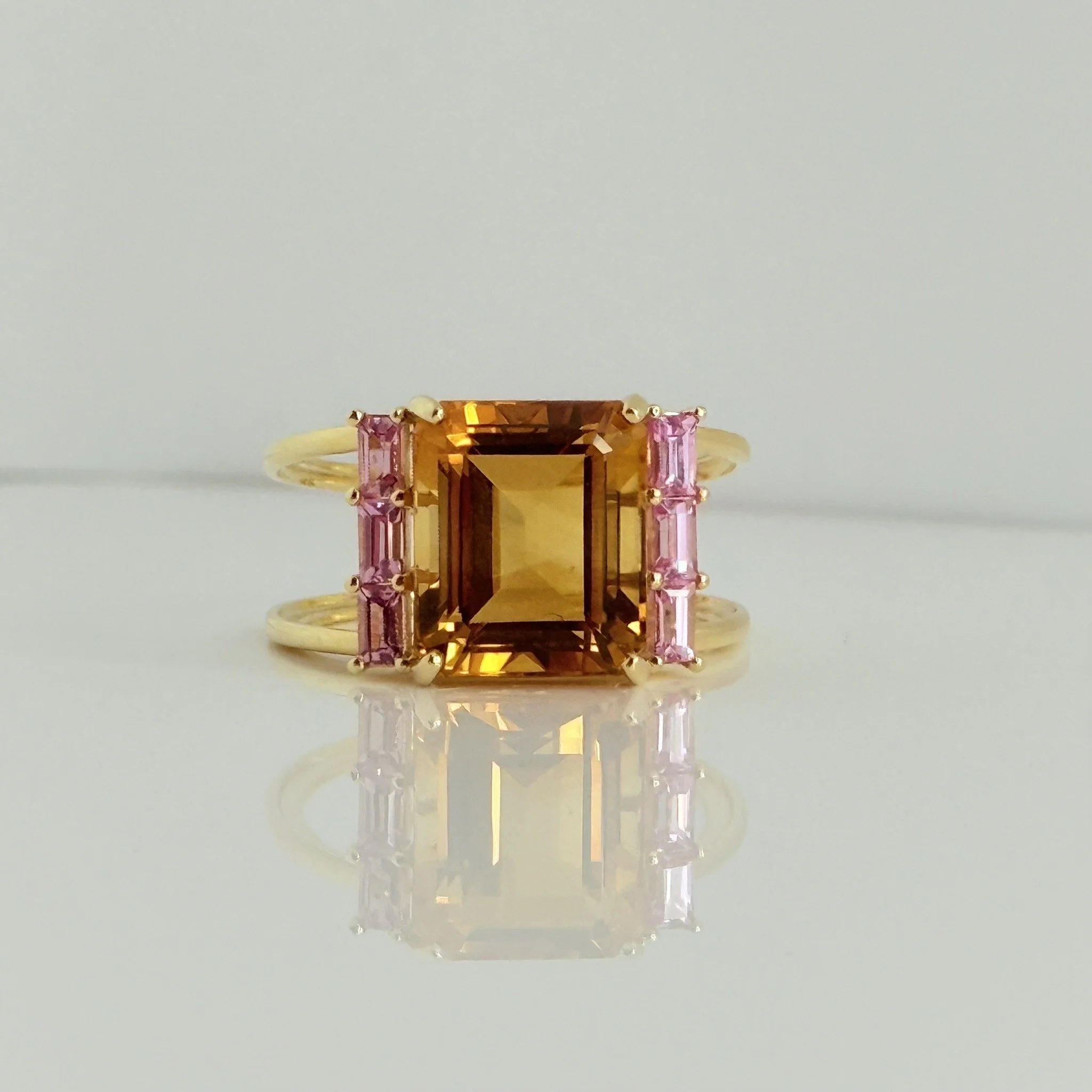18 Karat Yellow Gold Citrine ring with Pink Sapphires