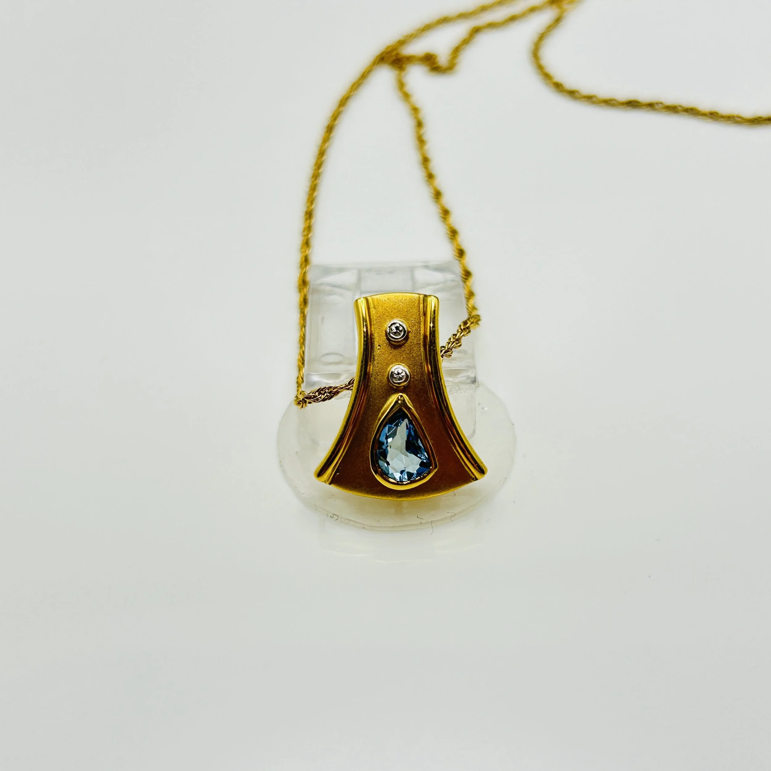 18 karat yellow gold Aquamarine pendant with Diamonds - A-289-97 #011073