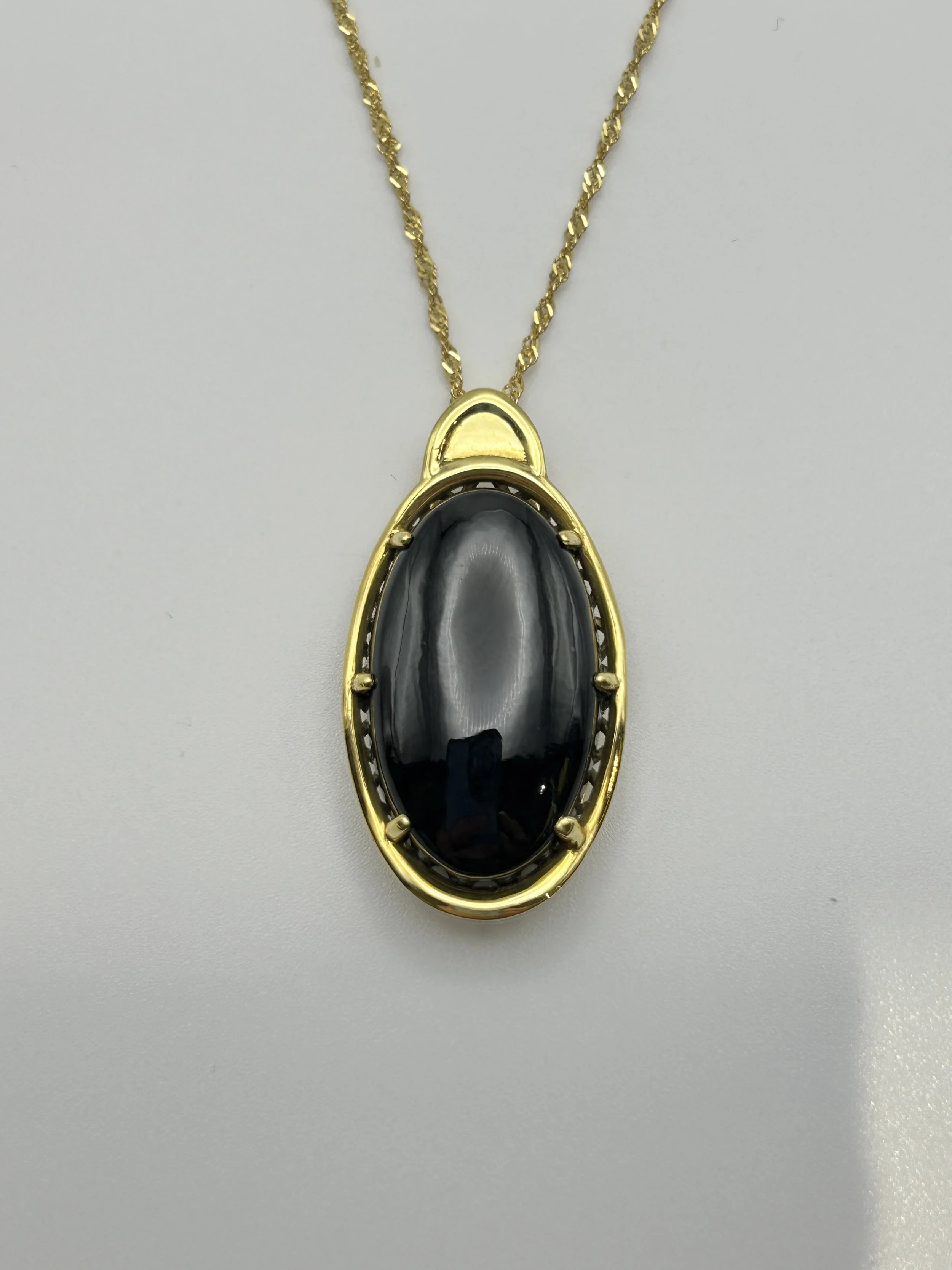 18 karat yellow gold Siberian Black Jade pendant - ASP23
