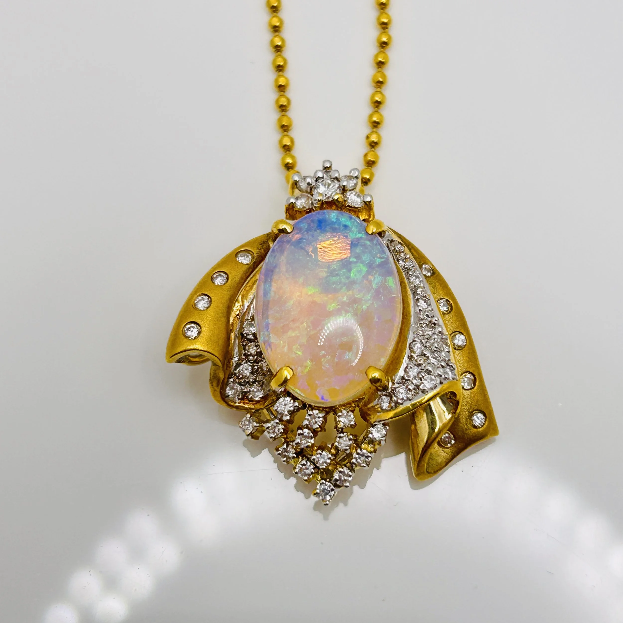 18 Karat Yellow Gold Opal pendant with Diamonds - A-1518-95-017637