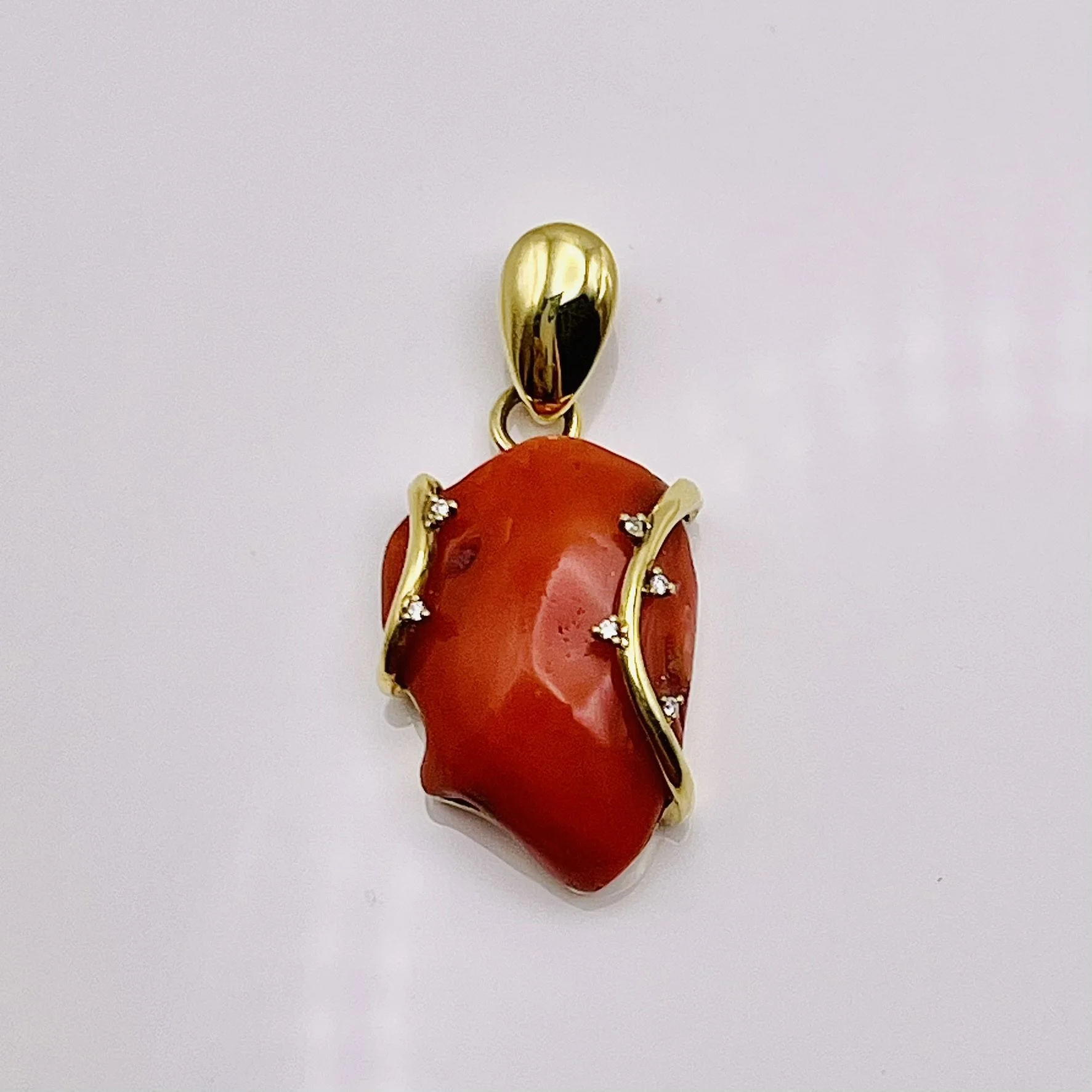 18 karat yellow gold Coral pendant with Diamonds - ASP-44