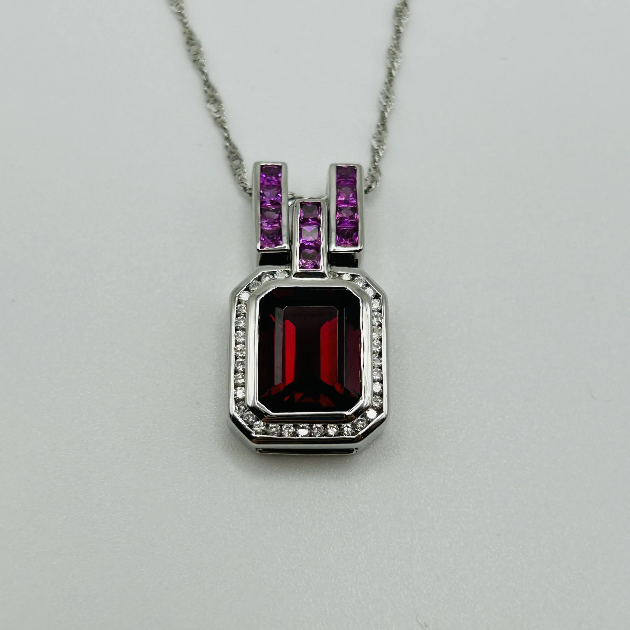 18 karat white gold Garnet pendant with Diamonds - A3-052