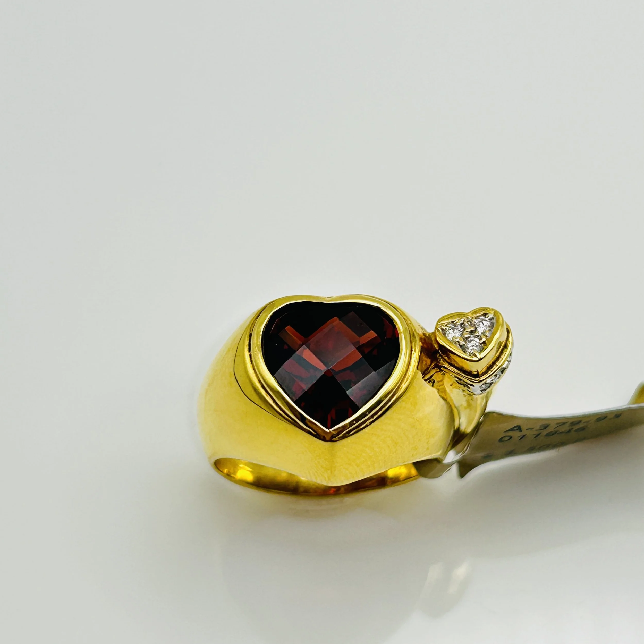 18 Karat Yellow Gold Garnet ring with Diamonds