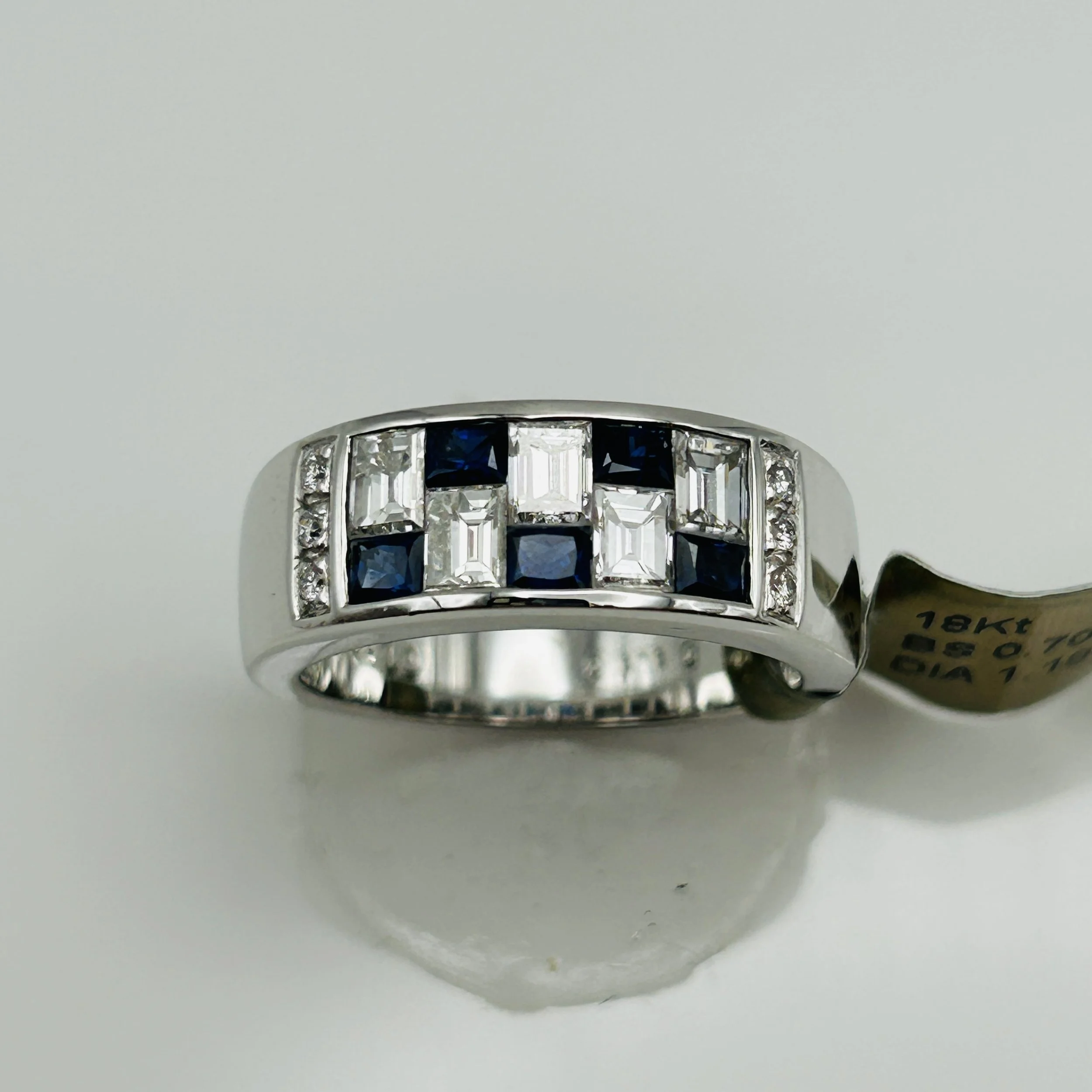 18 karat white gold Sapphire ring with Diamonds