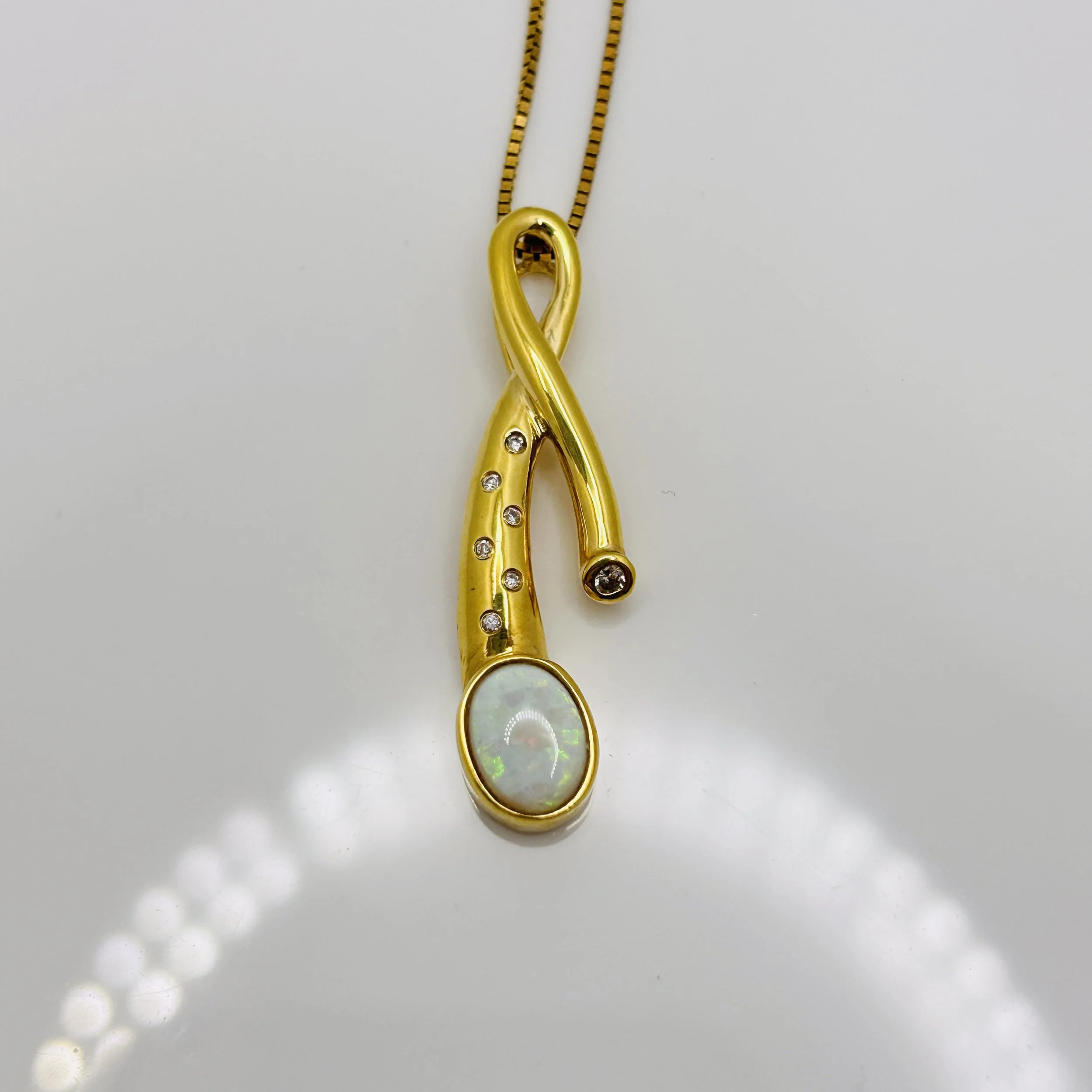 18 Karat Yellow Gold Opal pendant with Diamonds -  A-521-94 #011010