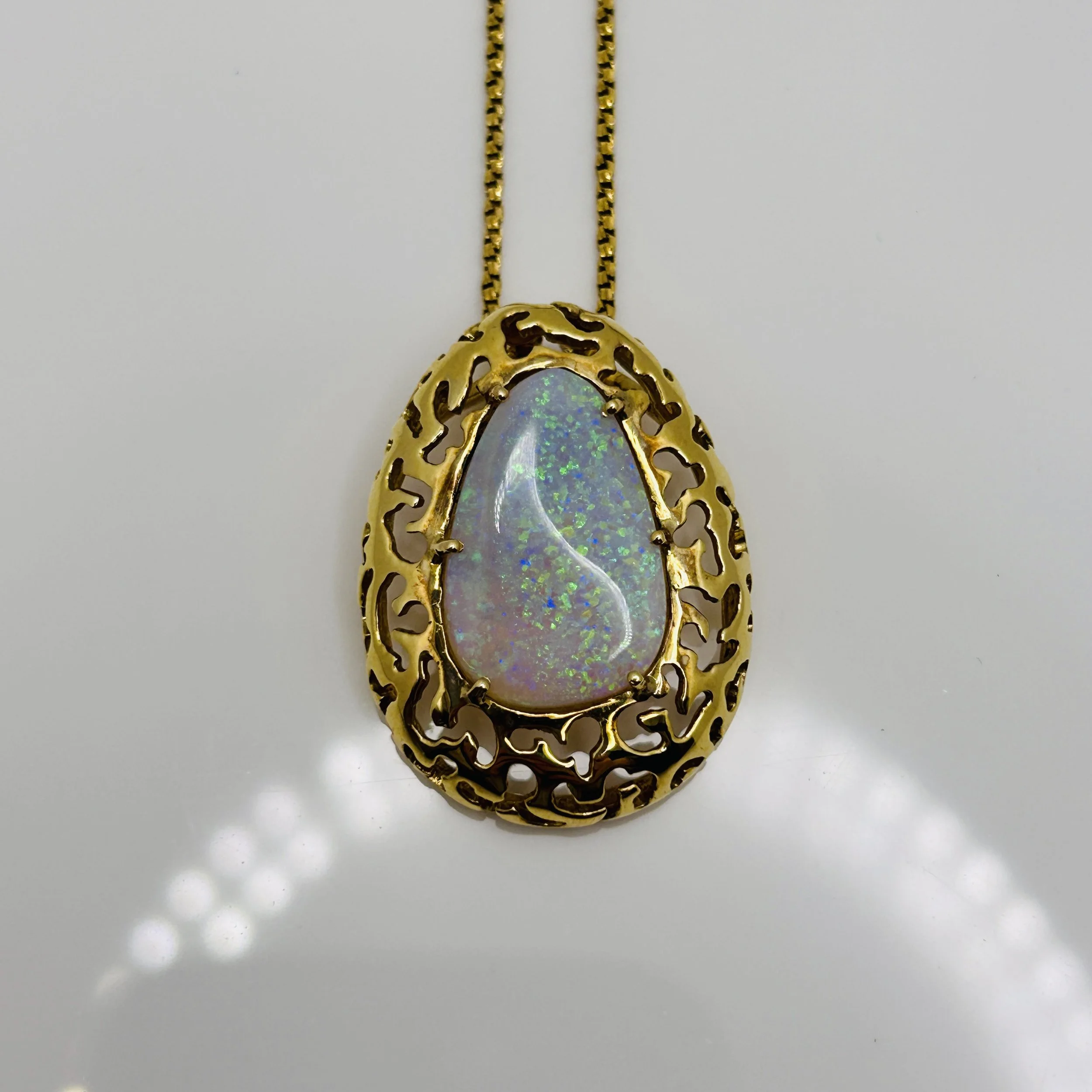 18 Karat Yellow Gold Opal pendant - HJW0026-1