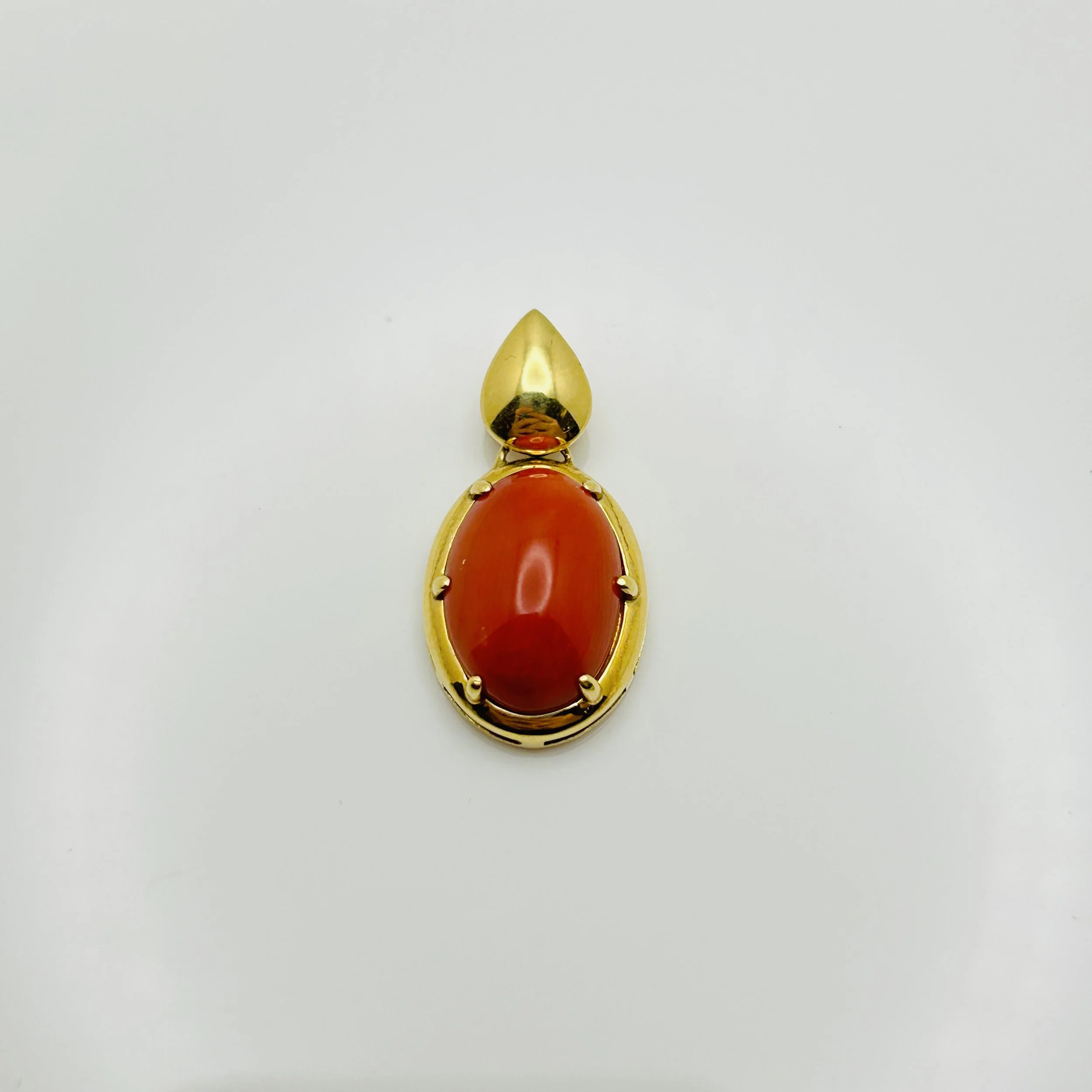 18 karat yellow gold Coral pendant with Diamonds - AP9092YCO1
