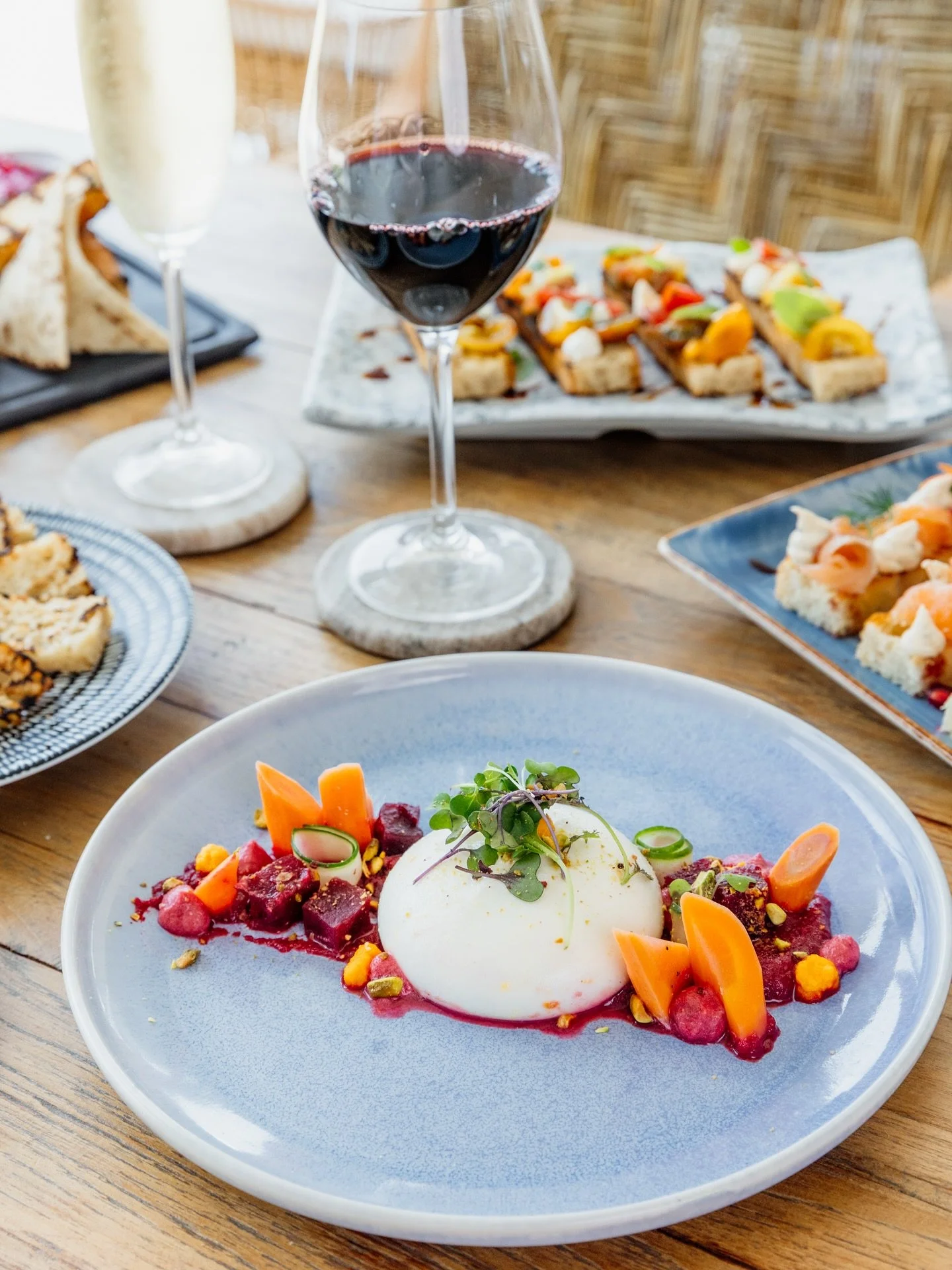 Burleigh Heads beauty @sandfire.bar had a new menu and she&rsquo;s packed with fresh seafood, share plates and sweet cocktails. The view is pretty good too. Time to start booking those summer soir&eacute;es 🥂

#goldcoastfood #goldcoastphotographer #