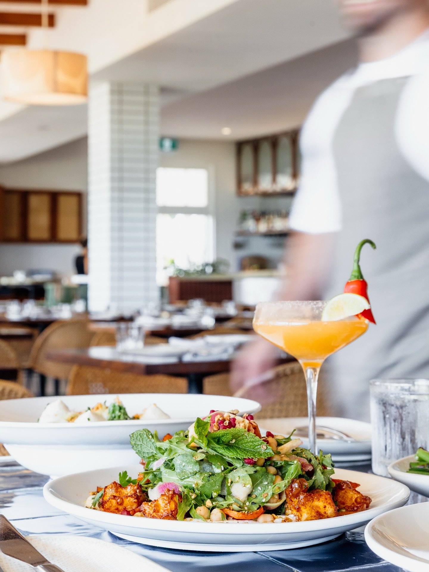 The vibe is always light and bright at @siblings_kirra to match the vibrant menus and today was the perfect, sunshiney day to capture exactly that. Always a good time with the crew 🥂

#kirrabeach #goldcoastphotographer #goldcoastrestaurant #goldcoas