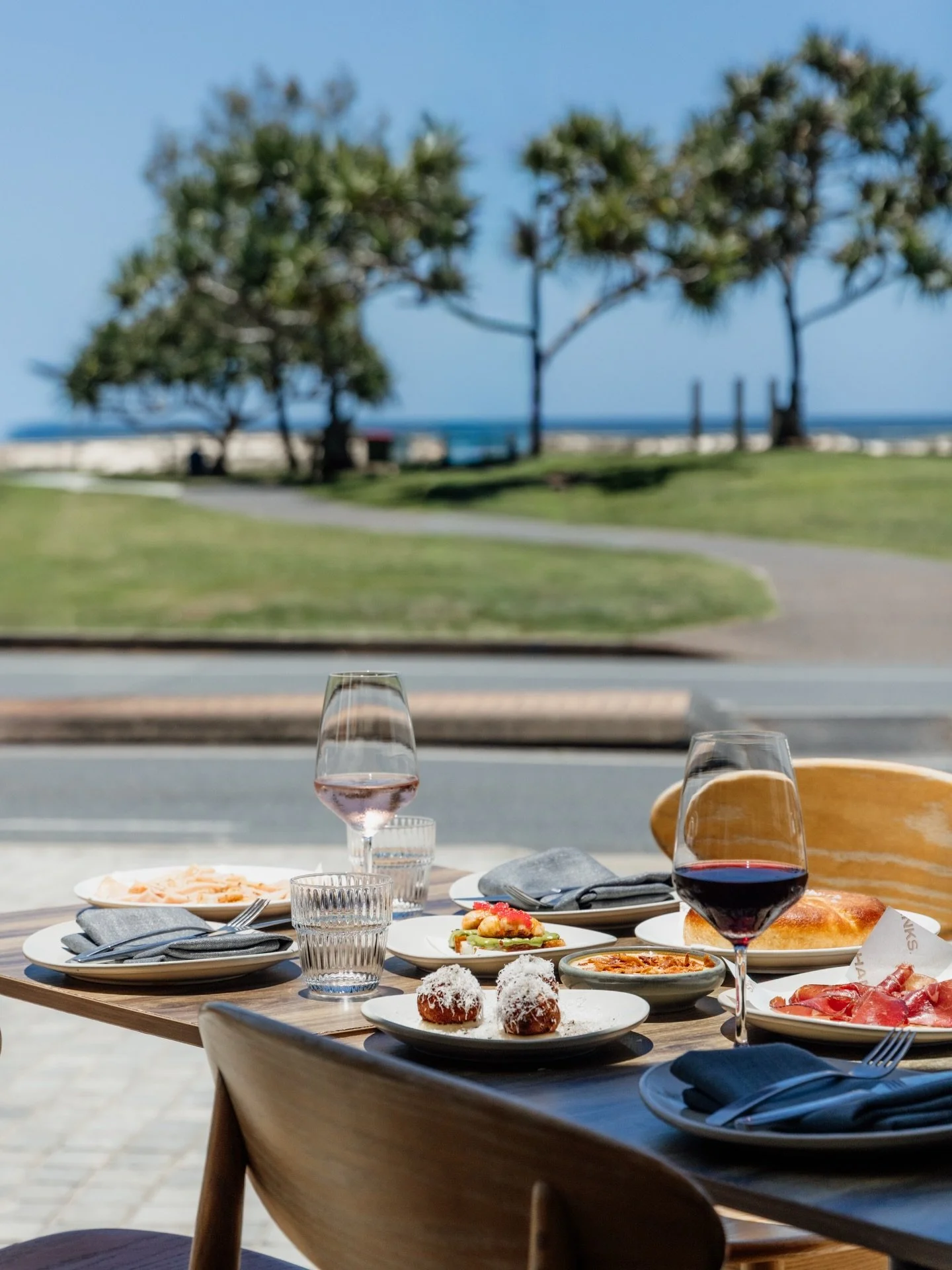 One of my favourite shoots of the year with @hanks_kirra last week. Lots of giggles and (very) good food with my girl @abbeyshaw__ 🥂