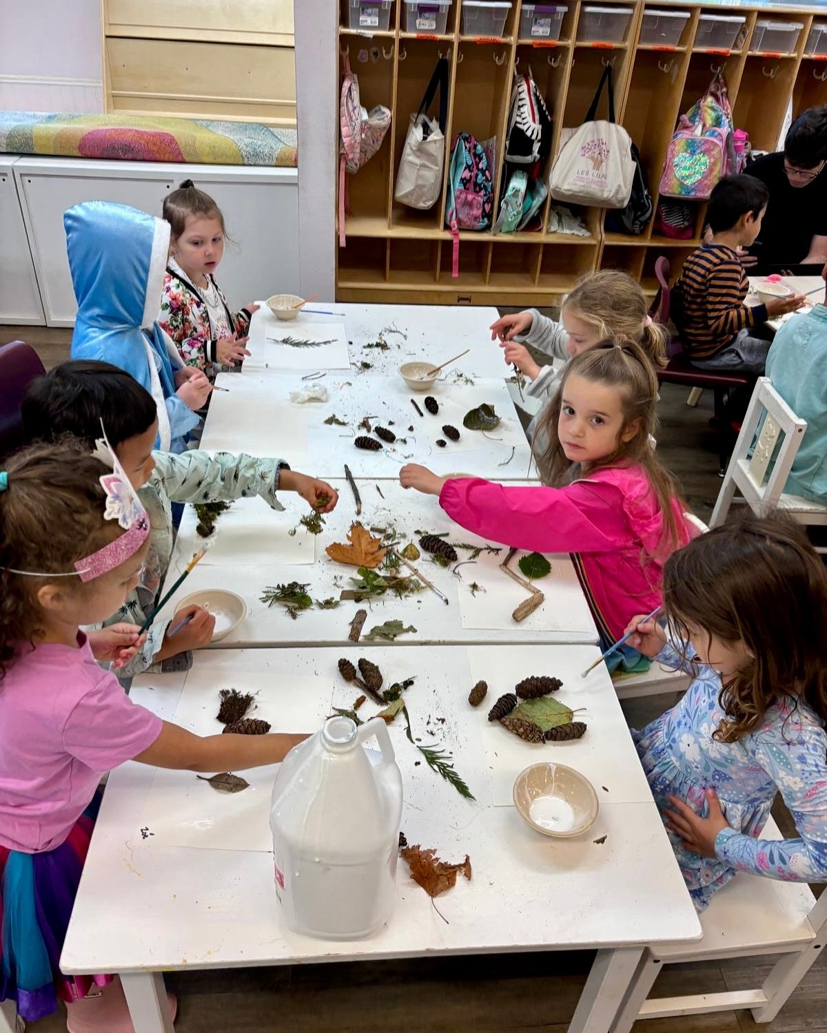 Yesterday was another wonderful day of our eco-camp!
Our youngest nature lovers got creative, using treasures they collected from the forest to make nature-inspired art. Their imagination truly brought the outdoors to life! Meanwhile, the older kids 