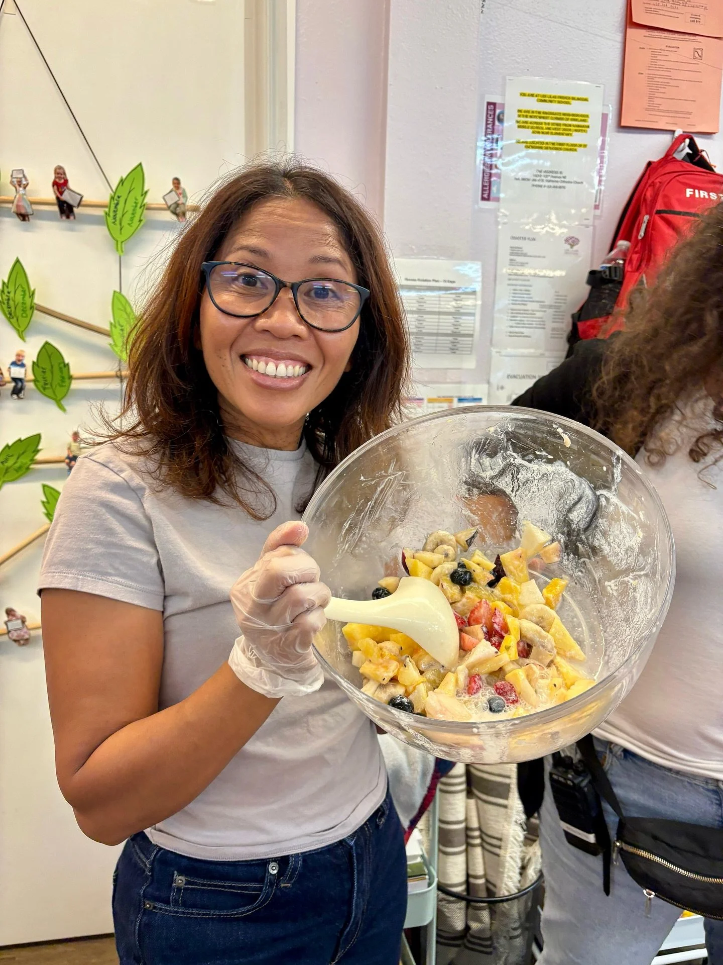 Yesterday we wrapped up La Semaine du Goût in Maternelle with our little chefs shared tasty treats: apple sauce, vegetable soup, pear cake, and a a fruit salad — yum! 
To make it even more special, some of us enjoyed our tasting with a be