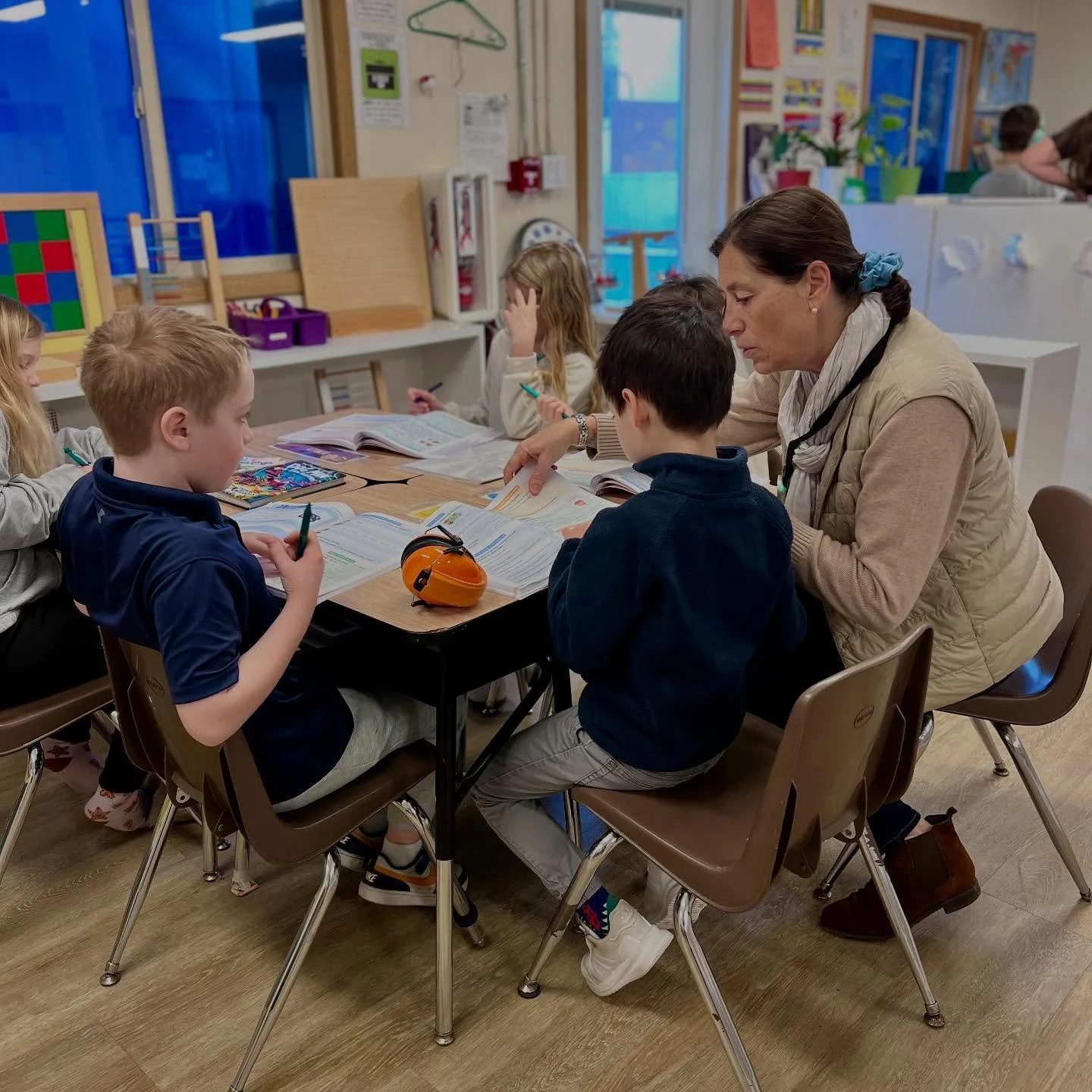 A glimpse into our morning. 
Small group work, peer collaboration, independent discovery &mdash; sometimes guided, sometimes self-led. #leslilascommunity #motessori #bylingualeducation