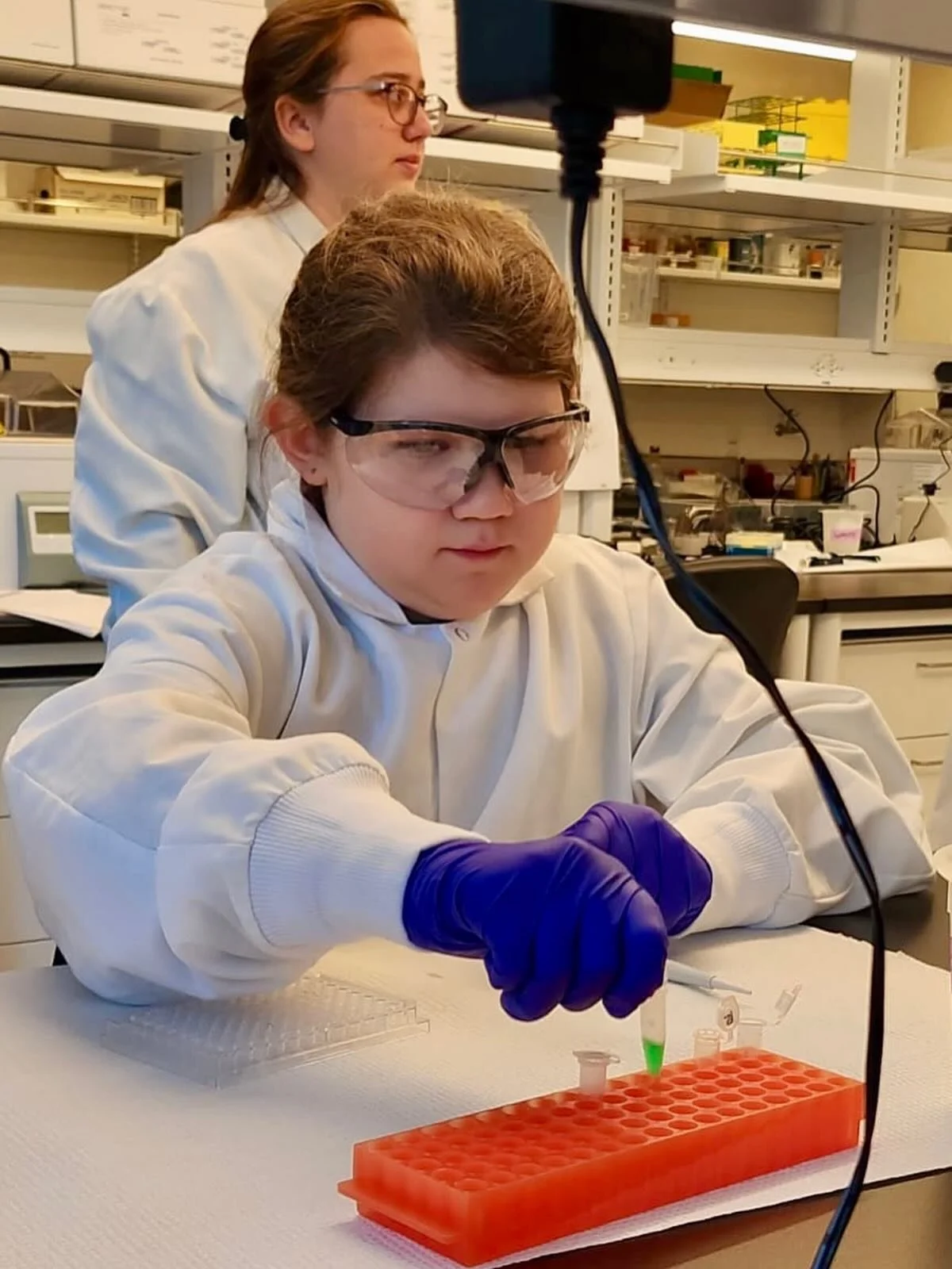 Another month, another field trip!
This time, our Grande &Eacute;l&eacute;mentaire students stepped into the world of science at the Fred Hutchinson Lab.
Im real lab gear@our kiddos truly felt like scientists for the day! 
Moments like these bring le