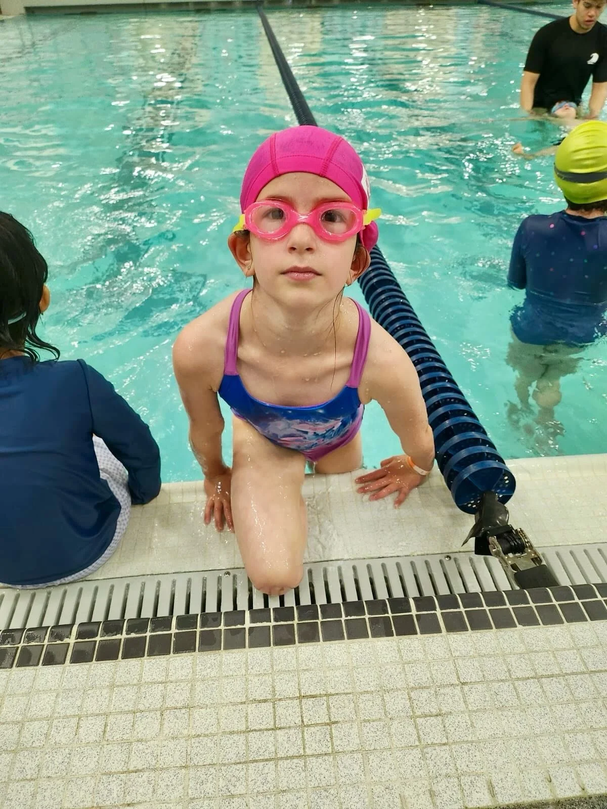 Swimming lessons are underway for our &Eacute;l&eacute;mentaire students, thanks to a partnership with local public schools.
A great way to build water safety skills, confidence, and stay active. 
Les &eacute;l&egrave;ves de l&rsquo;&Eacute;l&eacute;