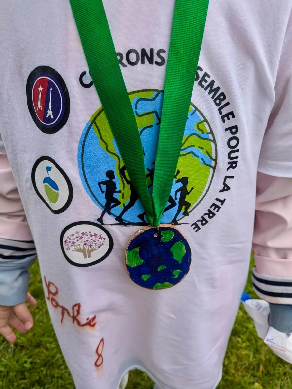 C&eacute;l&eacute;bration du Jour de la Terre! Earth Day celebration! 🌍💚

Four schools(Les Lilas, NSFS, FISW et FASPS) came together today for a meaningful ranathon in support of Nature Vision nonprofit organization dedicated to providing outdoor a