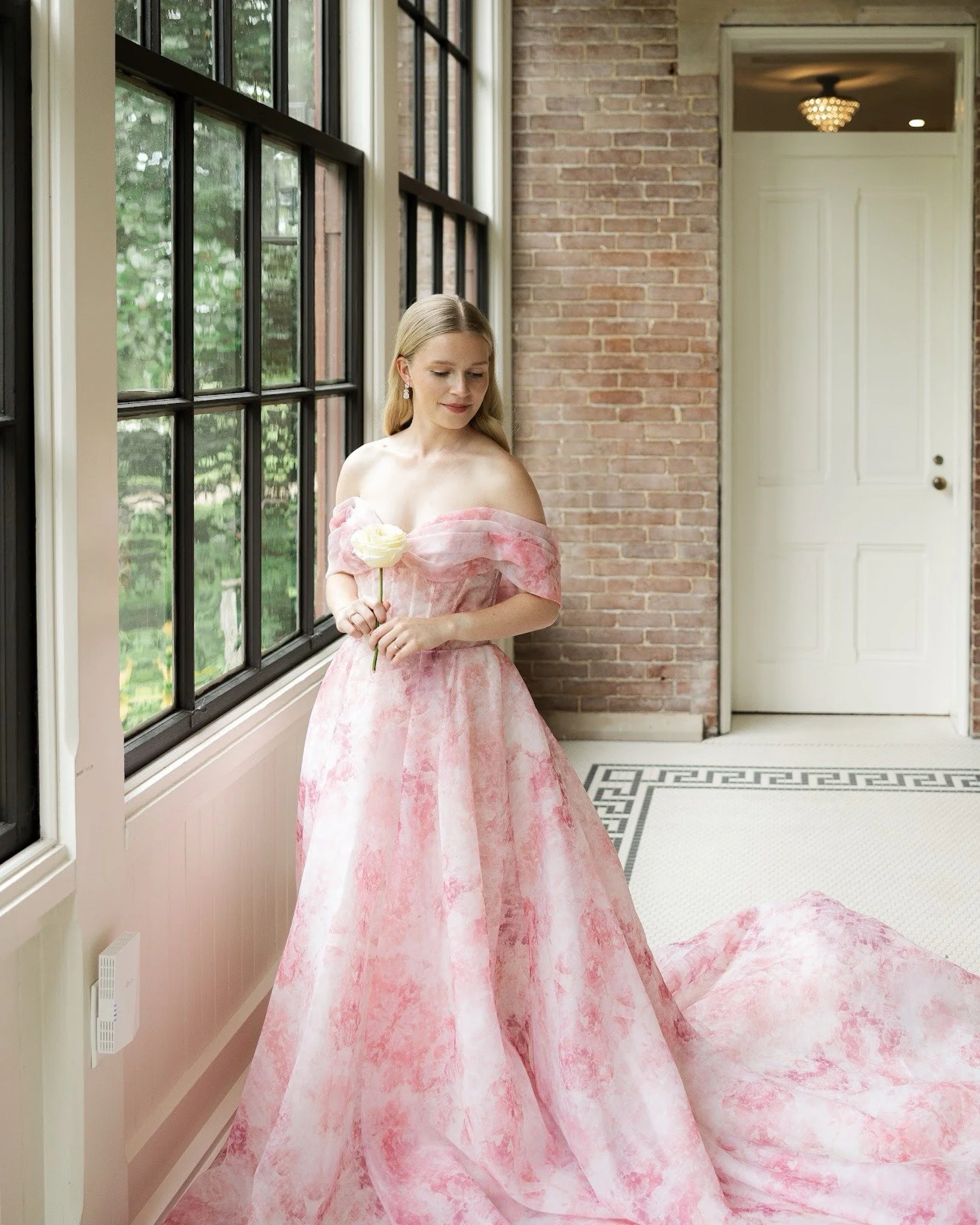 Inspired by the effortless romance of Paris in the summertime, this editorial transports us to a garden party brimming with timeless elegance and classic charm. Against a backdrop of lush greenery and airy florals, every detail was designed to captur
