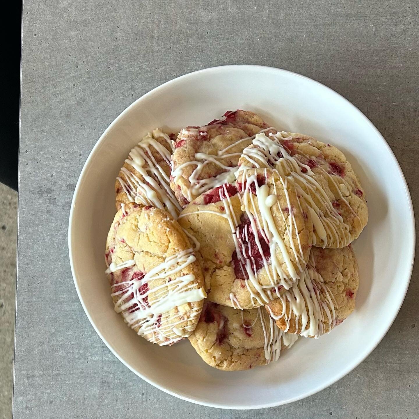 House raspberry & white chocolate cookies for your Hump day 🙌