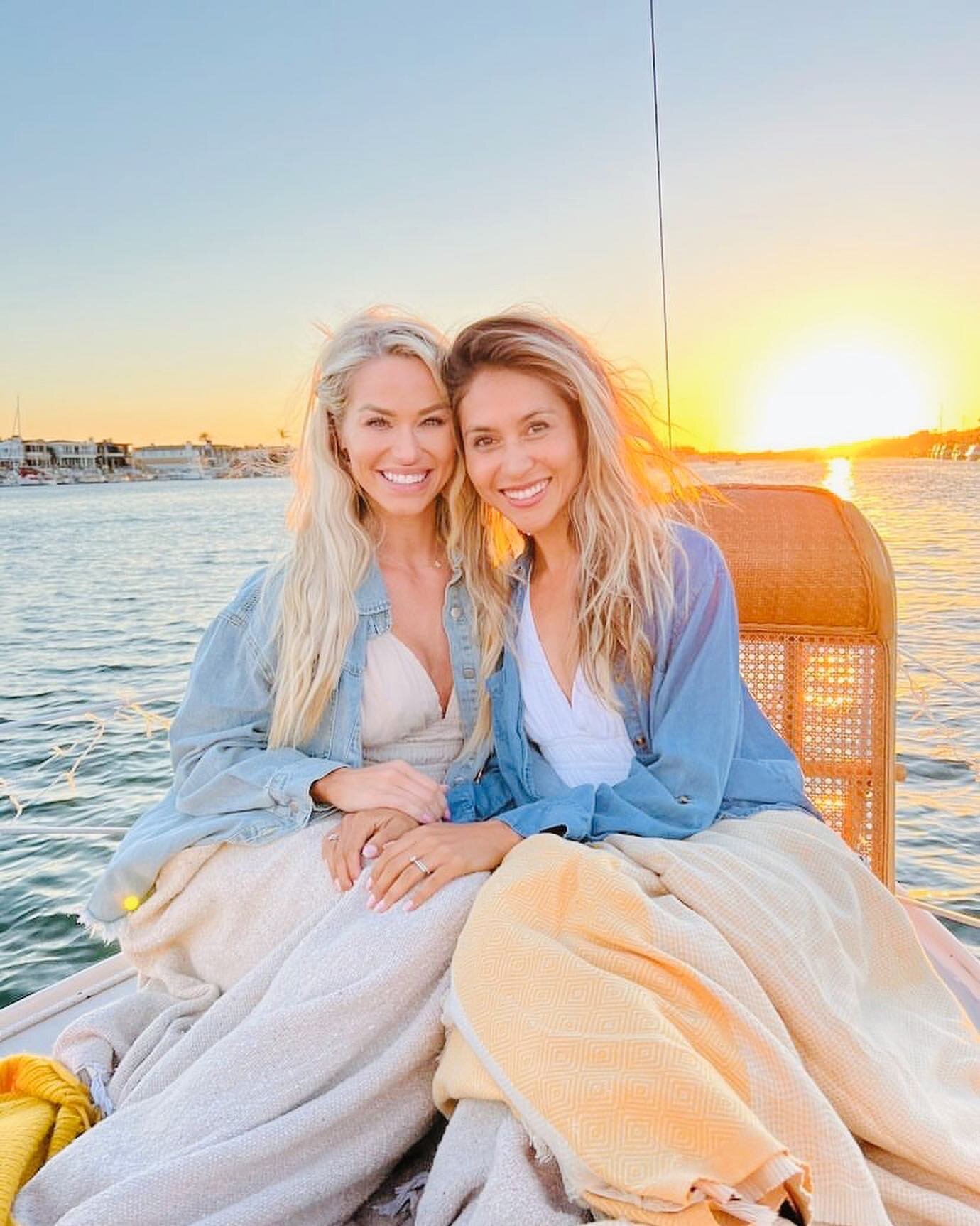 Come spend the summer evenings with your best pals onboard! Book your cruise now at www.theboatpeoplecruise.com #boatcruise #newportbeachca #sunsetcruise #datenightideas #girlsnightout #proposal #datenight #proposalideas #visitnewportbeach