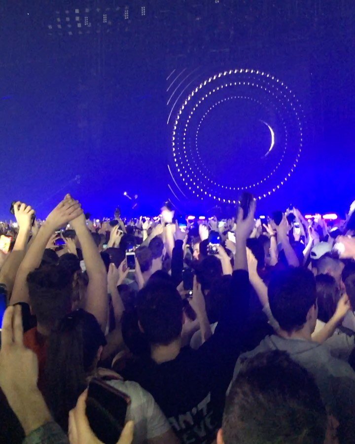 #FGFMUSIC: The energy felt at a concert is like no other... taking this energy to get after your Friday and into the weekend. 

Video #1: @djsnake at Paris Defense Area (2020)

Video #2: @arcticmonkeys preforming &ldquo;Do I wanna know?&rdquo;at @fir
