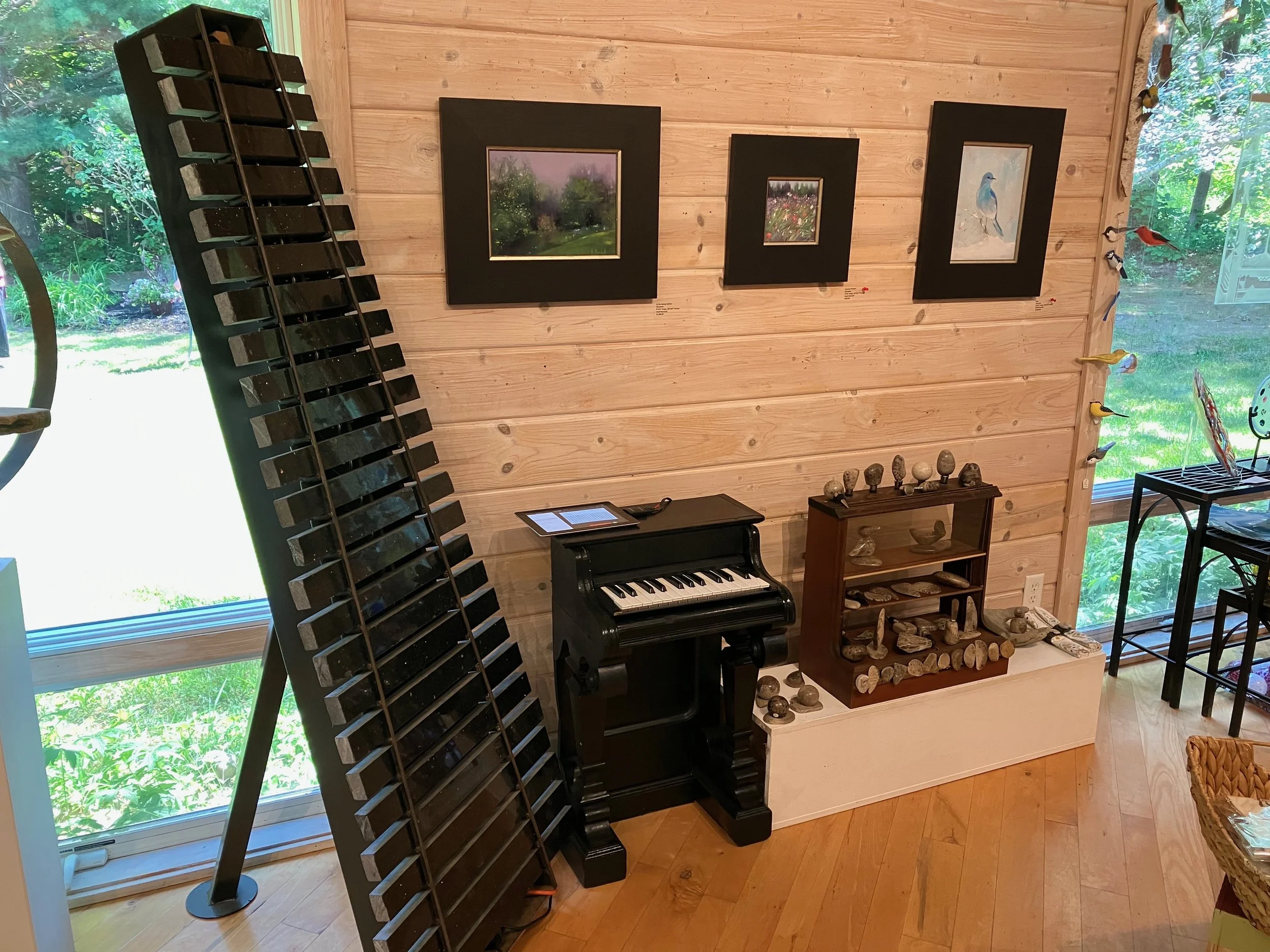 Automated Lithophone and Mini Midi Piano. Various polished fossil pieces