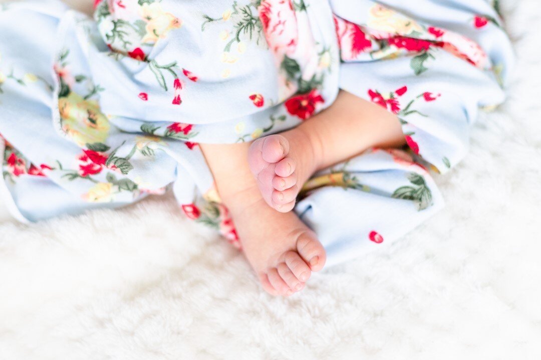 Happy Friday, friends!⠀⠀⠀⠀⠀⠀⠀⠀⠀
⠀⠀⠀⠀⠀⠀⠀⠀⠀
I&rsquo;m looking forward to sharing my most recent session with an *amazing* senior this weekend, but in the meantime, I&rsquo;m loving looking back at these tiny toes from when Adelina was only a few days o
