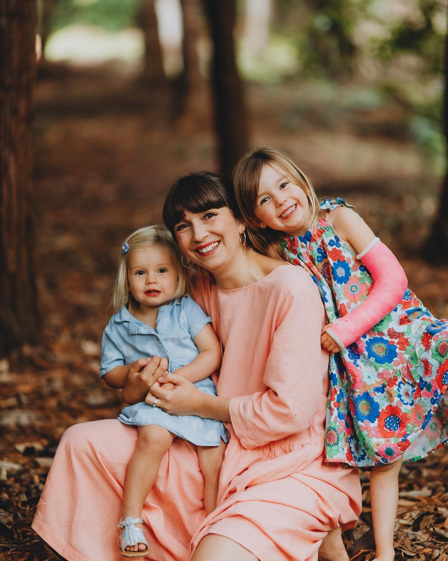 A few beautiful shots from my Autumn Mama and Me Sessions a couple of weeks back &hearts;️ 
Such a fun afternoon, full of laughs and catch ups with clients old and new 🌸
Loved it!

I still have a few spots left for this coming Saturday April 22nd, i