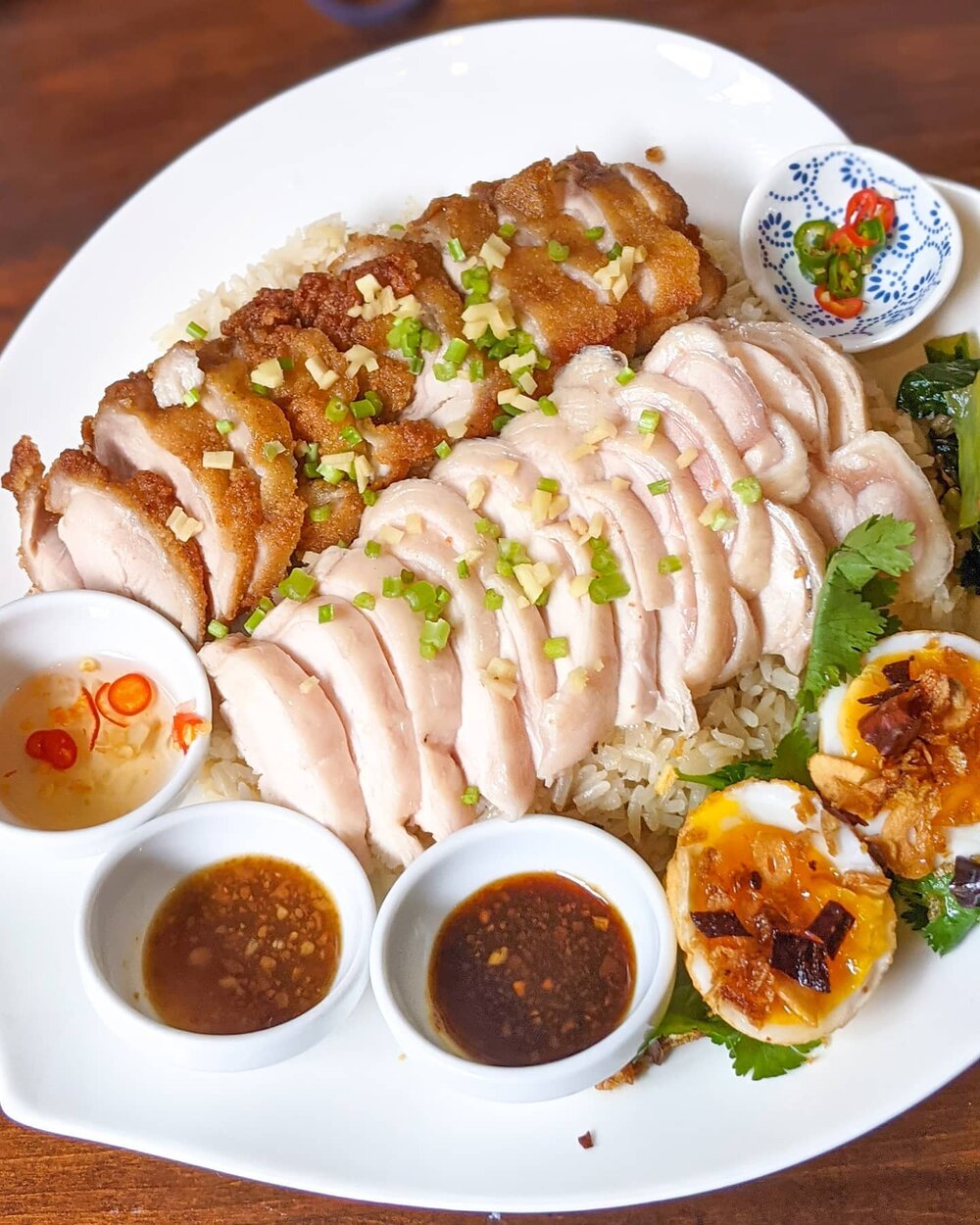 There are many trendy shops and restaurants in Daimyo, but few have withstood the test of time like Hakata Kaomangai Bankokuya - a Thai Chicken and Rice specialty shop, with only one signature dish on the menu.

Located down a narrow strip of road wh