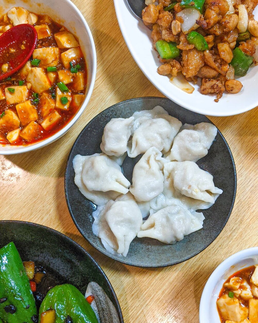 A busy Chinese diner operating out of the backstreets of Ropponmatsu - a short walk from Ohori Park or Kego Shrine, Nihao! Ponyu is a popular lunch spot for busy workers in the area, well-known for their simple lunch sets of rice, soup, and a Chinese