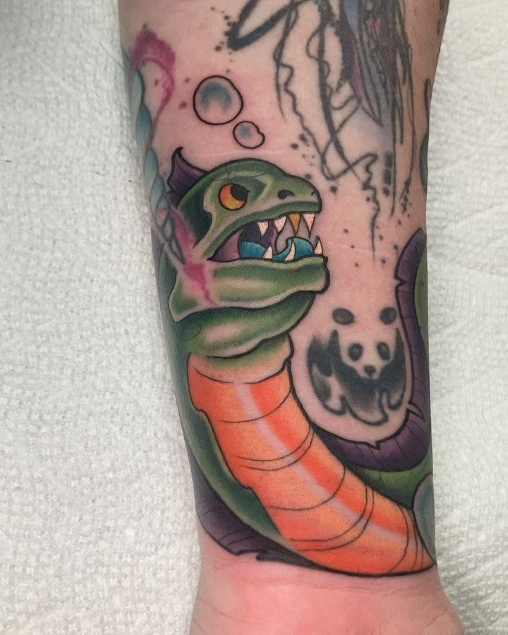 Here&rsquo;s a lil drawn on eel to fill a gap. Swipe for the sharpie drawing. 

#eel #eeltattoo #coppercoiltattoo #sharpiedrawing #drawnontattoodesign #staugustine #staugustinetattoo