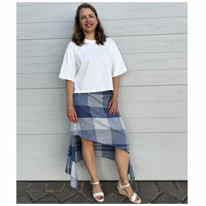 ✨The Joanie Skirt ✨ PDF Sewing Pattern.
Size 6-22 AUS/UK, 2-18 US, 34-50 EUR
.
An asymmetrical skirt that is slightly A-Line with a draped hem and elastic back waist.
.
Sewing Level: Confident Beginner
.
Available on my website paperclothcut.com
.
Se