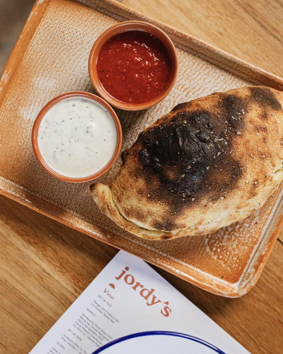 &bull;calzone zone&bull; 🍕

In the words of Ben from Parks and Rec, &ldquo;It&rsquo;s a portable delicious meal that is its own container. It&rsquo;s a whole new spin on Italian fast casual dining&hellip;&rdquo; 😉 What&rsquo;s your go-to? The kingy