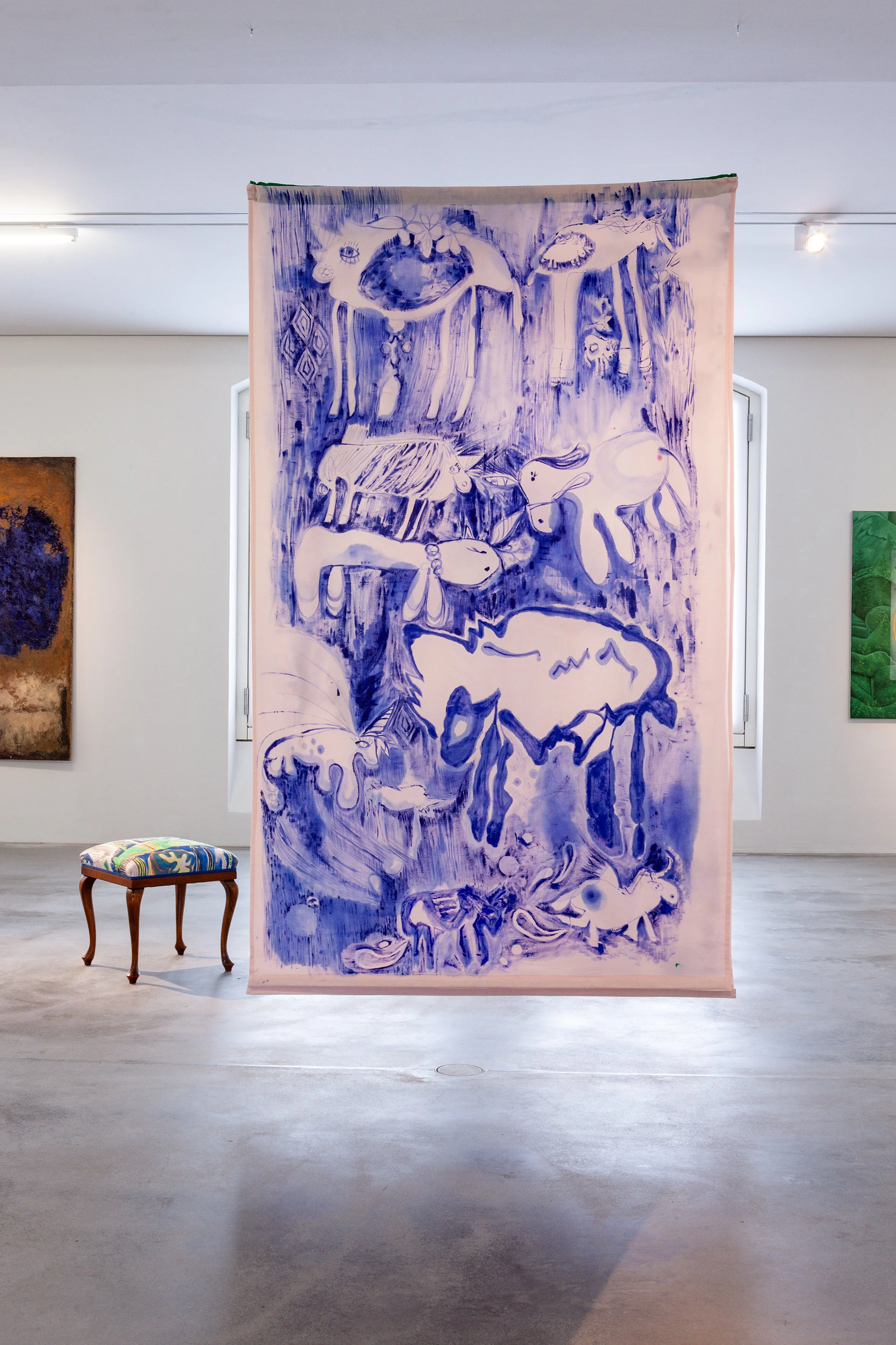 Atalya Laufer
Untitled (Unicorn1), 2023, Acryl auf Baumwolle, ungerahmt, 225 x 135,5 cm
Gliedmaßen/Limbs (Detail), 2023, Stift und Acryl auf Baumwolle und Holz, 43,5 × 43,5 × 47 cm, Courtesy the artist
