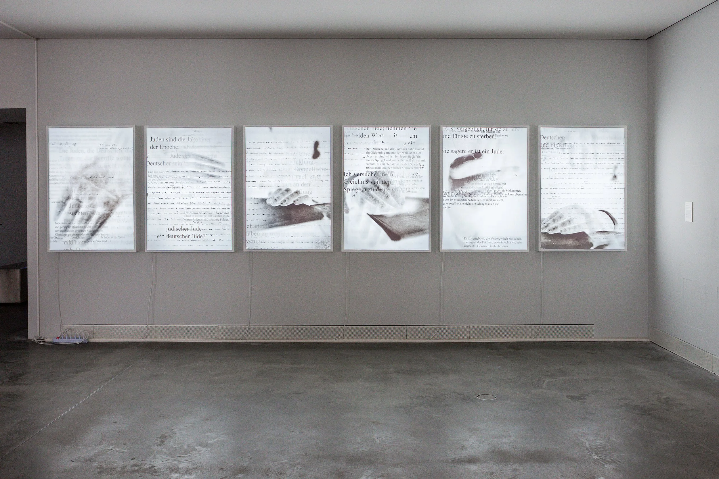 Arnold Dreyblatt
Lesezeichen I, 2023, 6 Lentikulardrucke, Format A0, Leuchtkästen, Außenmaße: 121,5 × 86,7 × 12 cm, Courtesy the artist