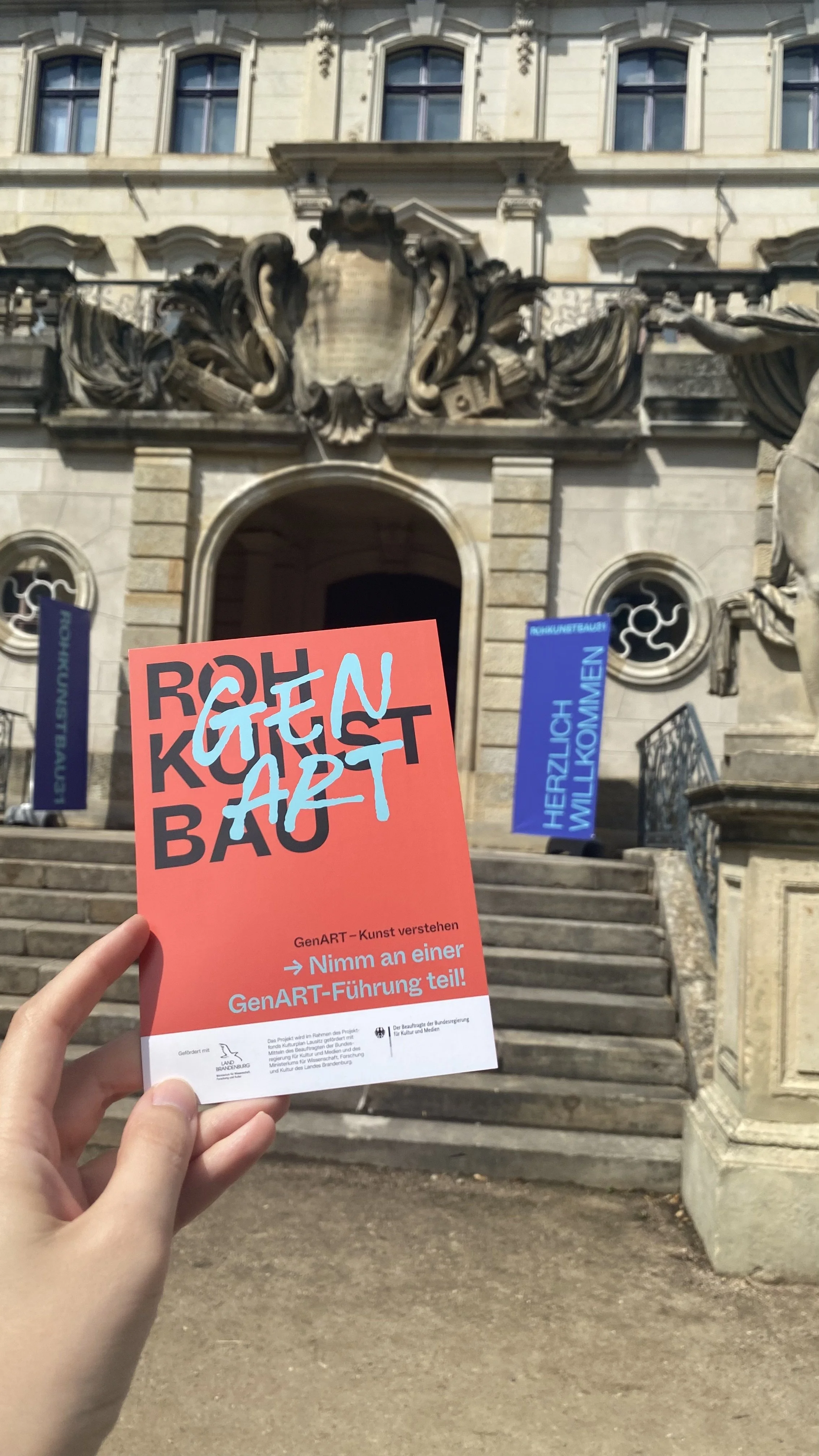 ROHKUNSTBAU-Projekt GenArt:Jugendliche führen Jugendliche durch die aktuelle Ausstellung „Die Kunst desÜberschreitens“