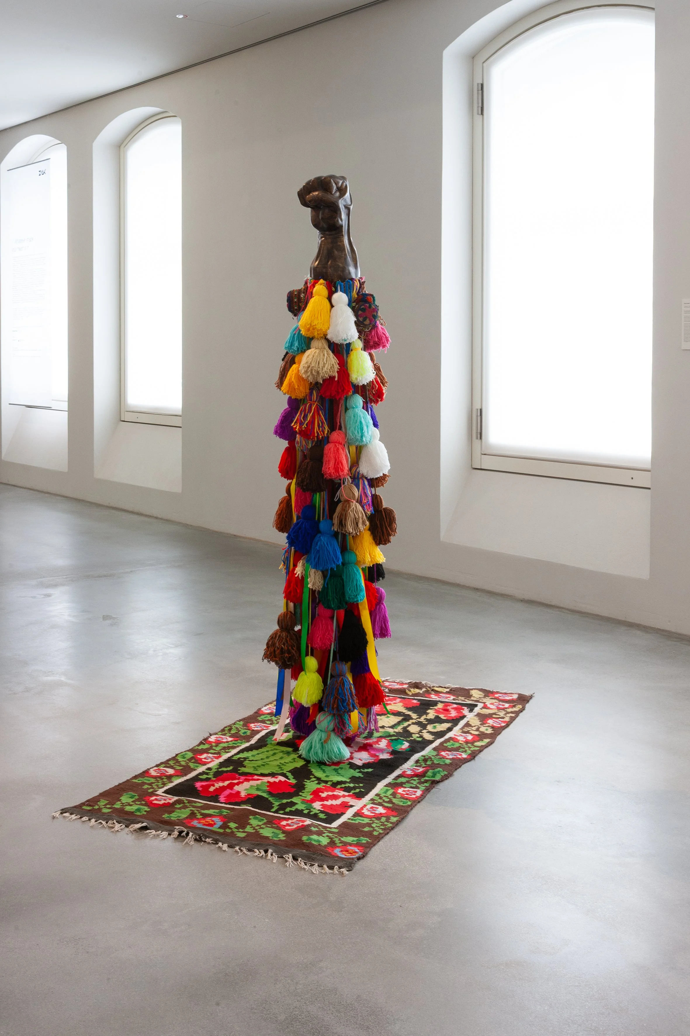 Erez Israeli
Pumnul Stramosilor (The Forefathers' Fist), 2025, Holz, Wolle, Metall, 40 x 40 x 172 cm, Courtesy the artist
Foto: ©Waldemar Brzezinski