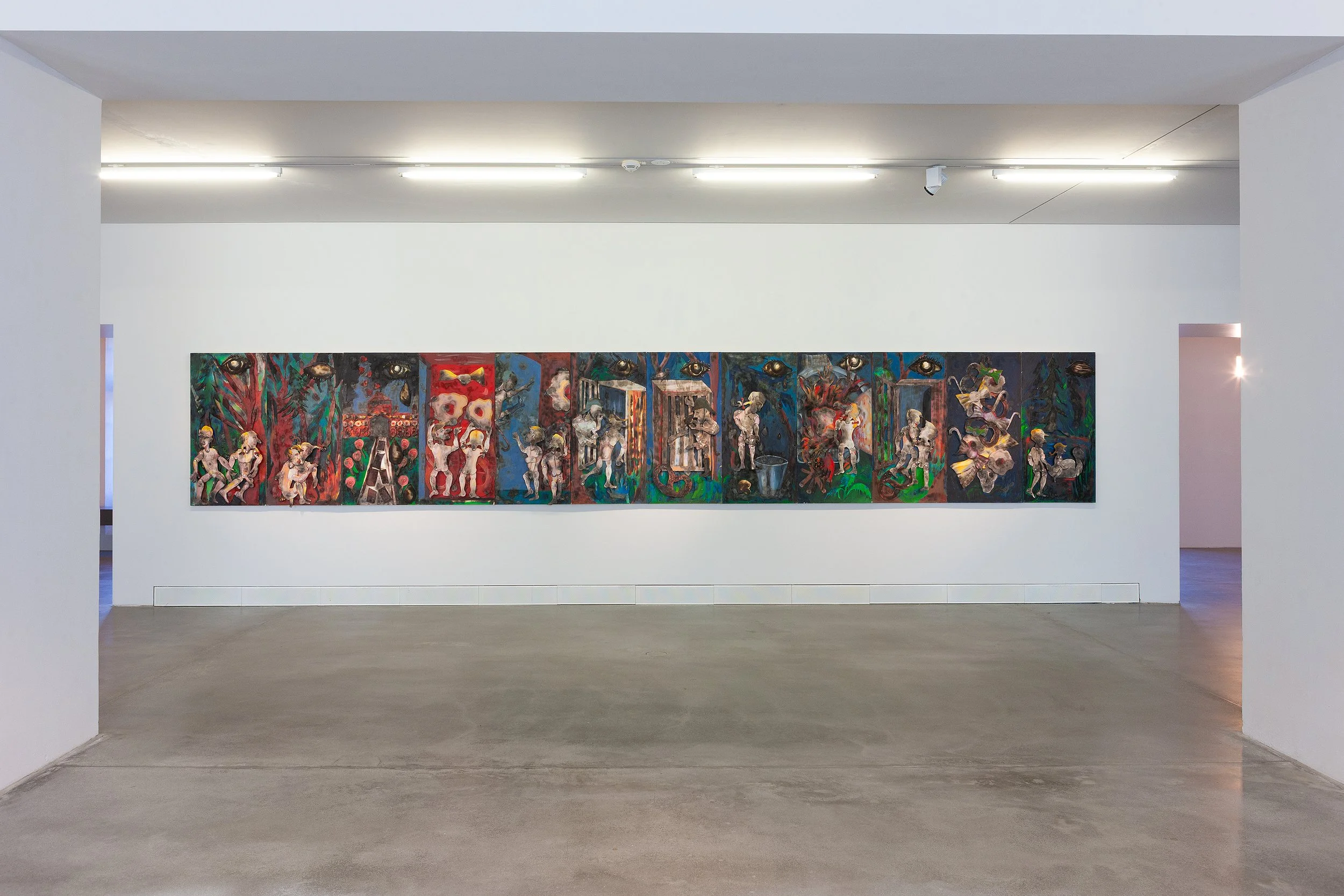 Erez Israeli
Ami & Tami (Wood), 2017, angebranntes Sperrholz, Metall, Acrylfarbe, 12 Tafeln, je 120 × 60 × 4 cm, Courtesy the artist