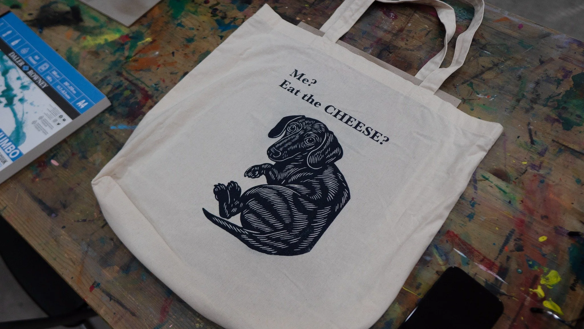 Big fans of pur-ints, always. Newton and Bennett came by to immortalise these two by screen-printing them on various totes. Keep a look out and you might just see these cuties out and about. 
#HowToInspire #PrintmakingSG #SingaporeMakers #ScreenPrin