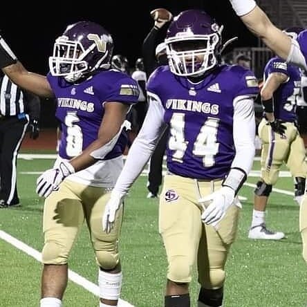 It's #fridaynightlights for my boy's today!! Yes I am a #footballmom !! Excited to watch them and the Lake Stevens Viking's get it in today! Today they play against their rival Monroe! Swipe to see a few pictures from last weeks win!

Camdyn#6 @camdy
