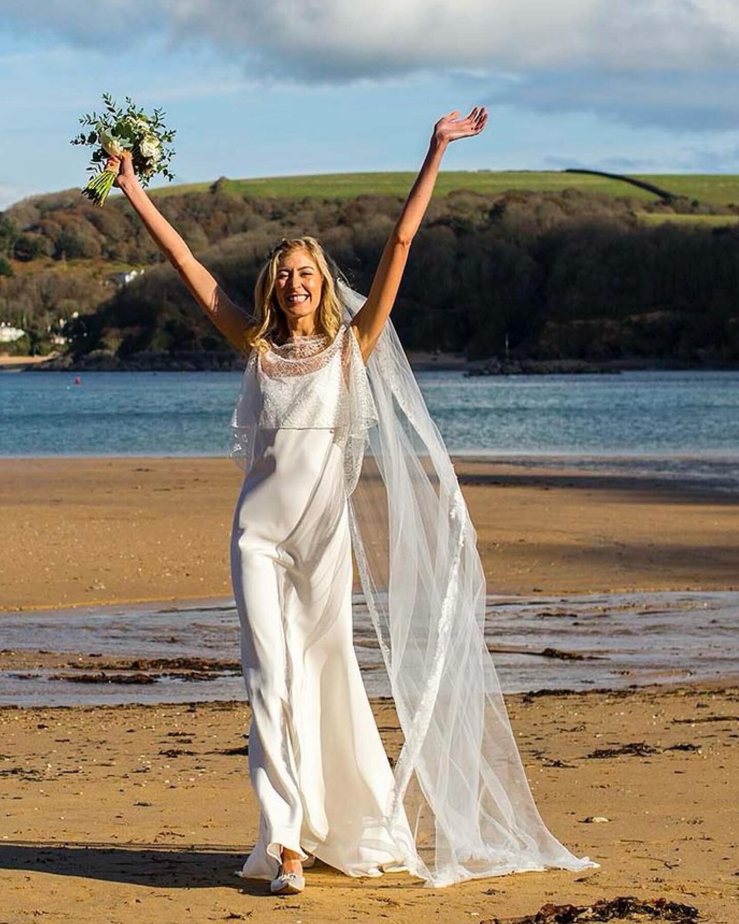 Hands up if you&rsquo;re getting married on the coast? 🙌 If you are, I&rsquo;d love to hear from you. 2024/2025 are booking up quickly &amp; a flurry of New Year bookings for Cornwall &amp; Devon this week. Here&rsquo;s a few favourites from recent 