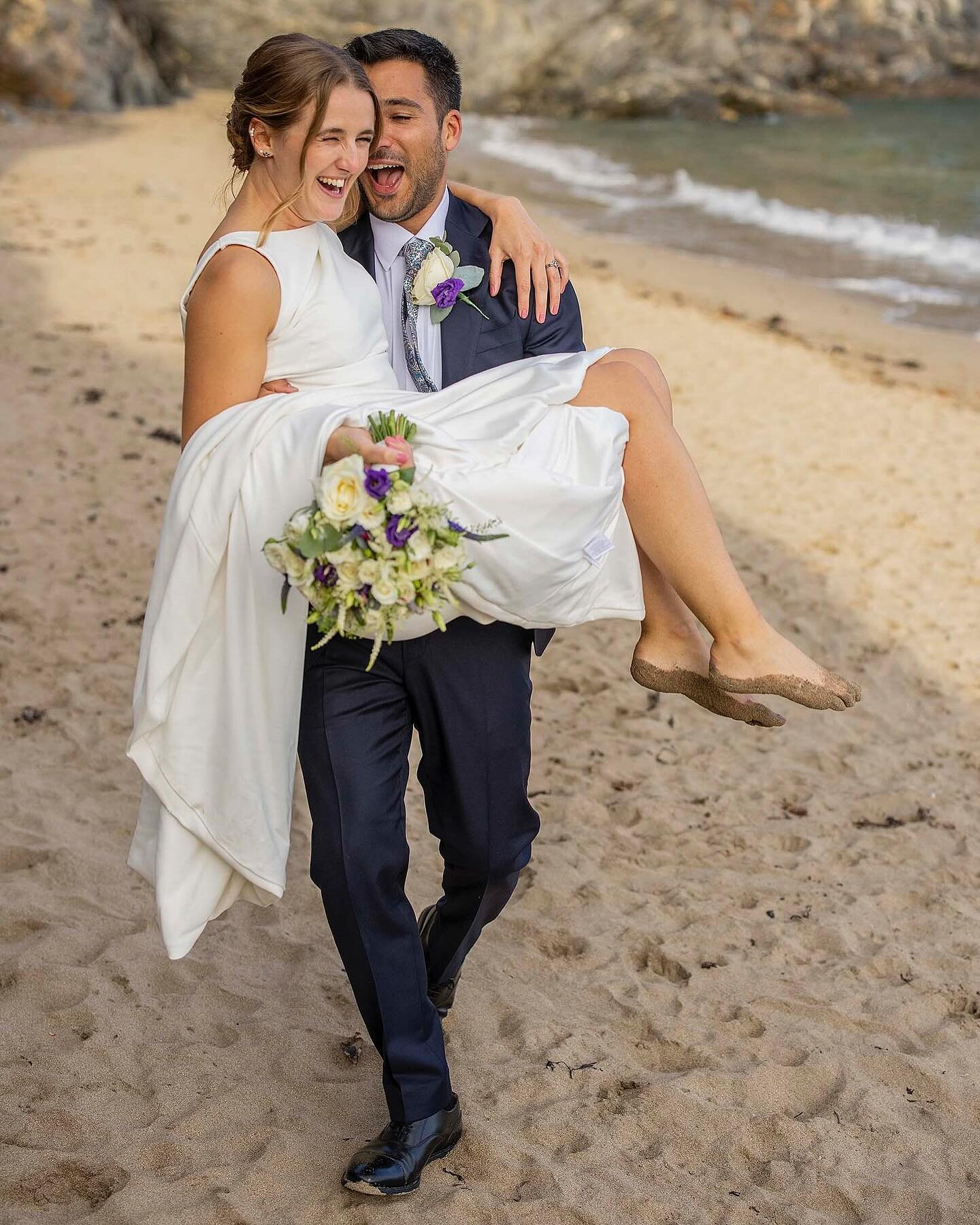Sandy toes, can&rsquo;t beat it! Adore this shot of Eve &amp; Kassim 🥂📸

#cornwallweddingphotographer#cornishwedding#kernow#weddingphotographeruk#cornwall#beachwedding