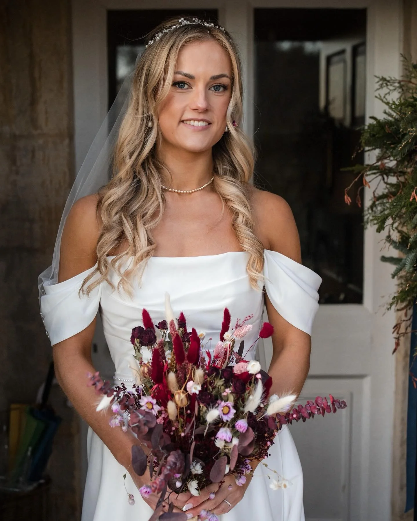Nick &amp; Emily had the best winter light in December for their wedding at @thegreattythebarn 

#thegreattythebarn#tetburywedding#weddingphotographeruk#winterwedding#cotswoldswedding