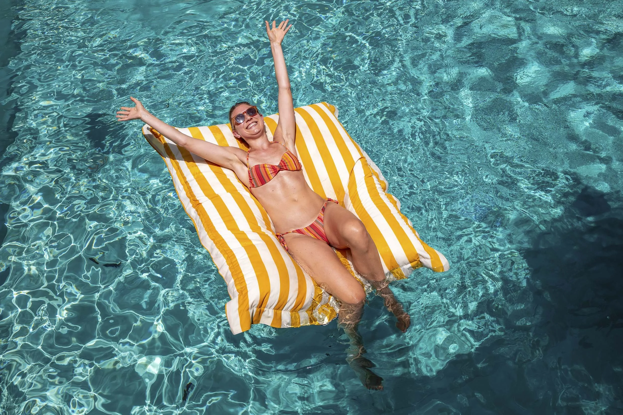 CAROLINE_CAMILLE_POOL_PARTY_FRANCE__039.jpg