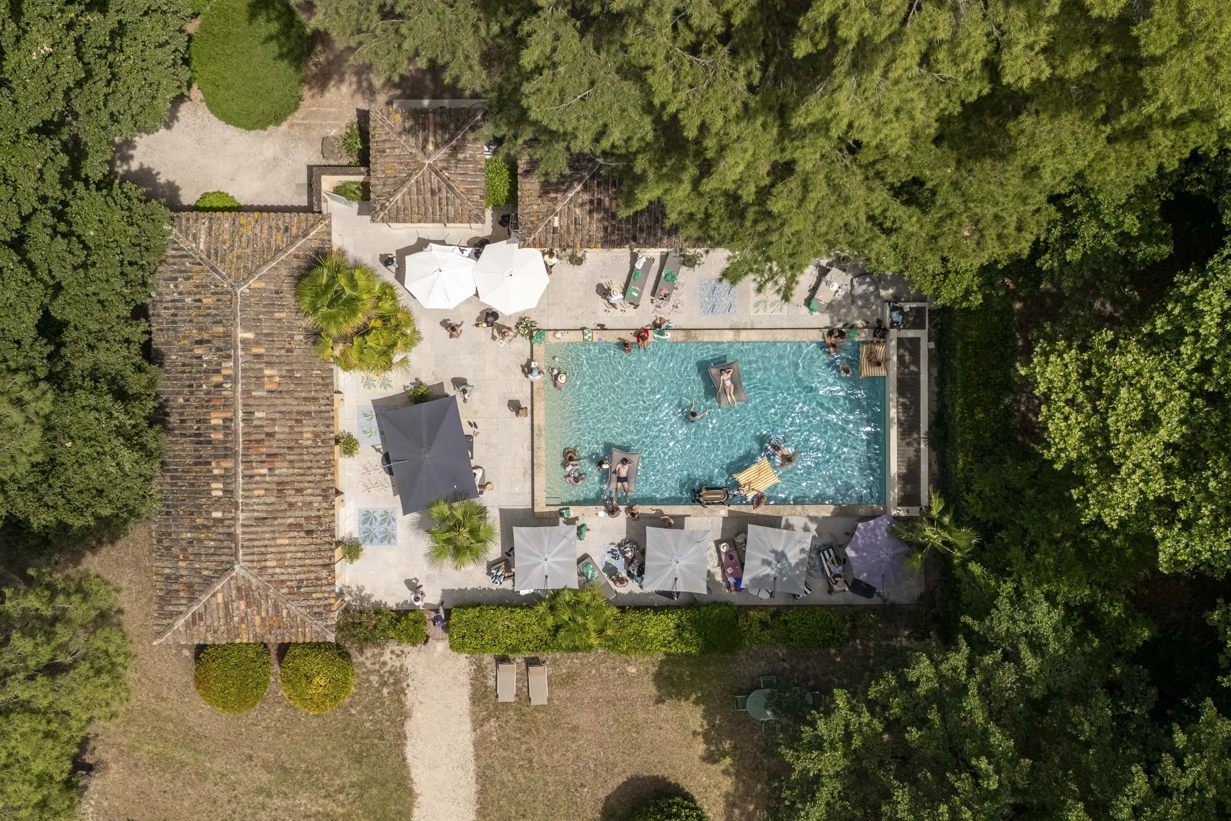 CAROLINE_CAMILLE_POOL_PARTY_FRANCE__040.jpg