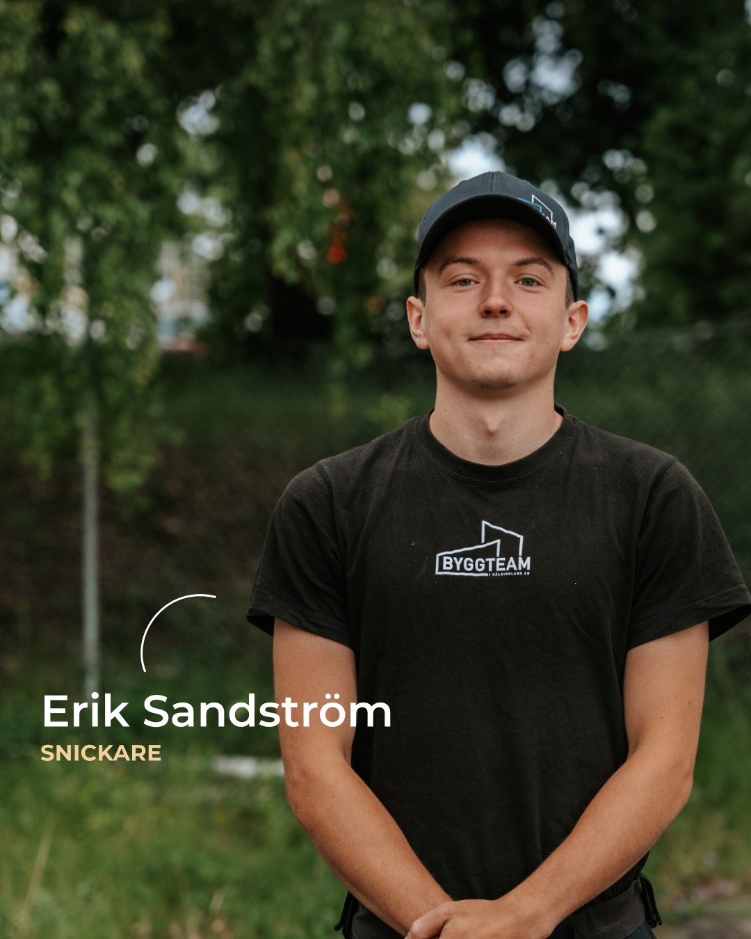 Ny vecka och nya medarbetarpresentationer! 🥳
 
Bergvikssonen Erik Sandstr&ouml;m &auml;r 21 &aring;r och har jobbat som snickare sedan han tog studenten. Annars &auml;r det stora intresset att spela fotboll och att umg&aring;s med n&auml;ra och k&au
