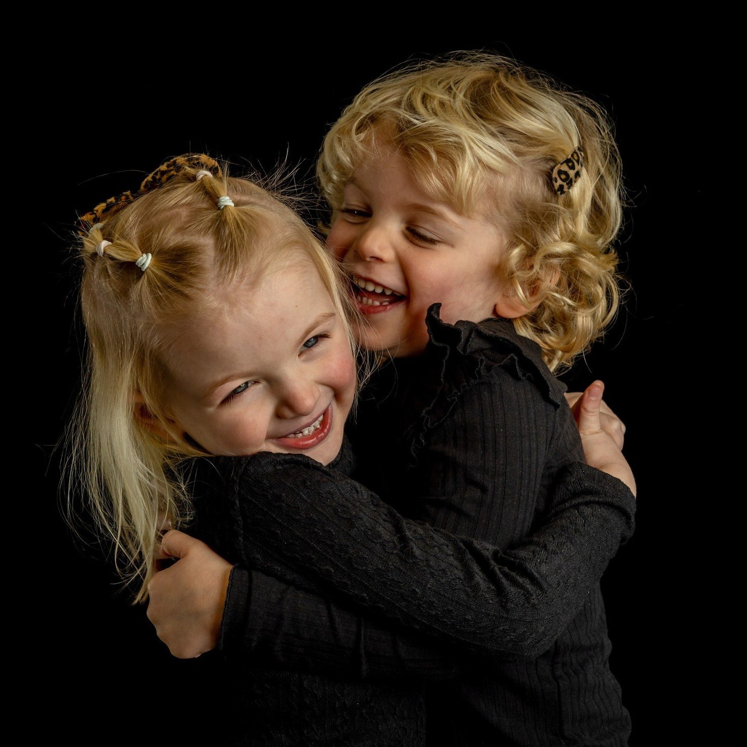 Laten we hopen dat deze zusjes elkaar altijd zo aardig zullen blijven vinden 😍

 #moeders #Kinderfotograaf #kinderfotografie #fotoshoot #lowkey